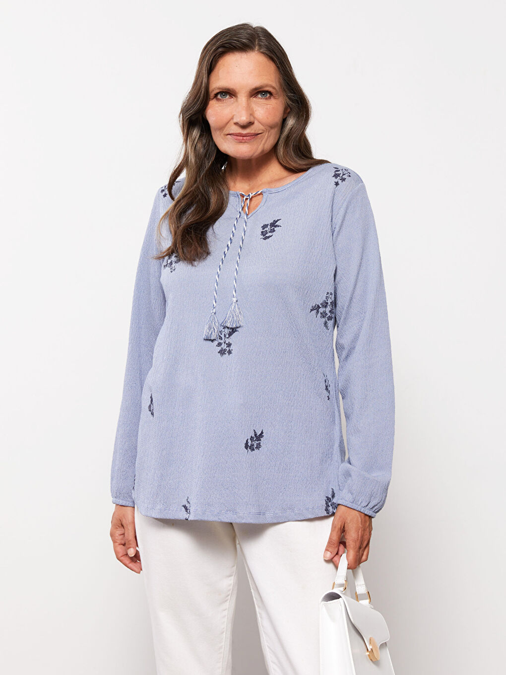 Mavi Bağlamalı Yaka Nakışlı Uzun Kollu Kadın Bluz