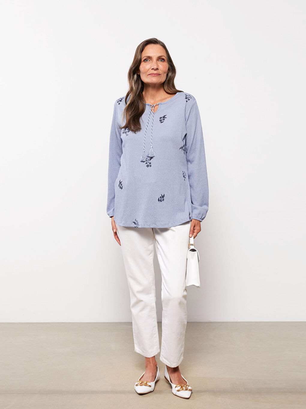 Mavi Bağlamalı Yaka Nakışlı Uzun Kollu Kadın Bluz-1