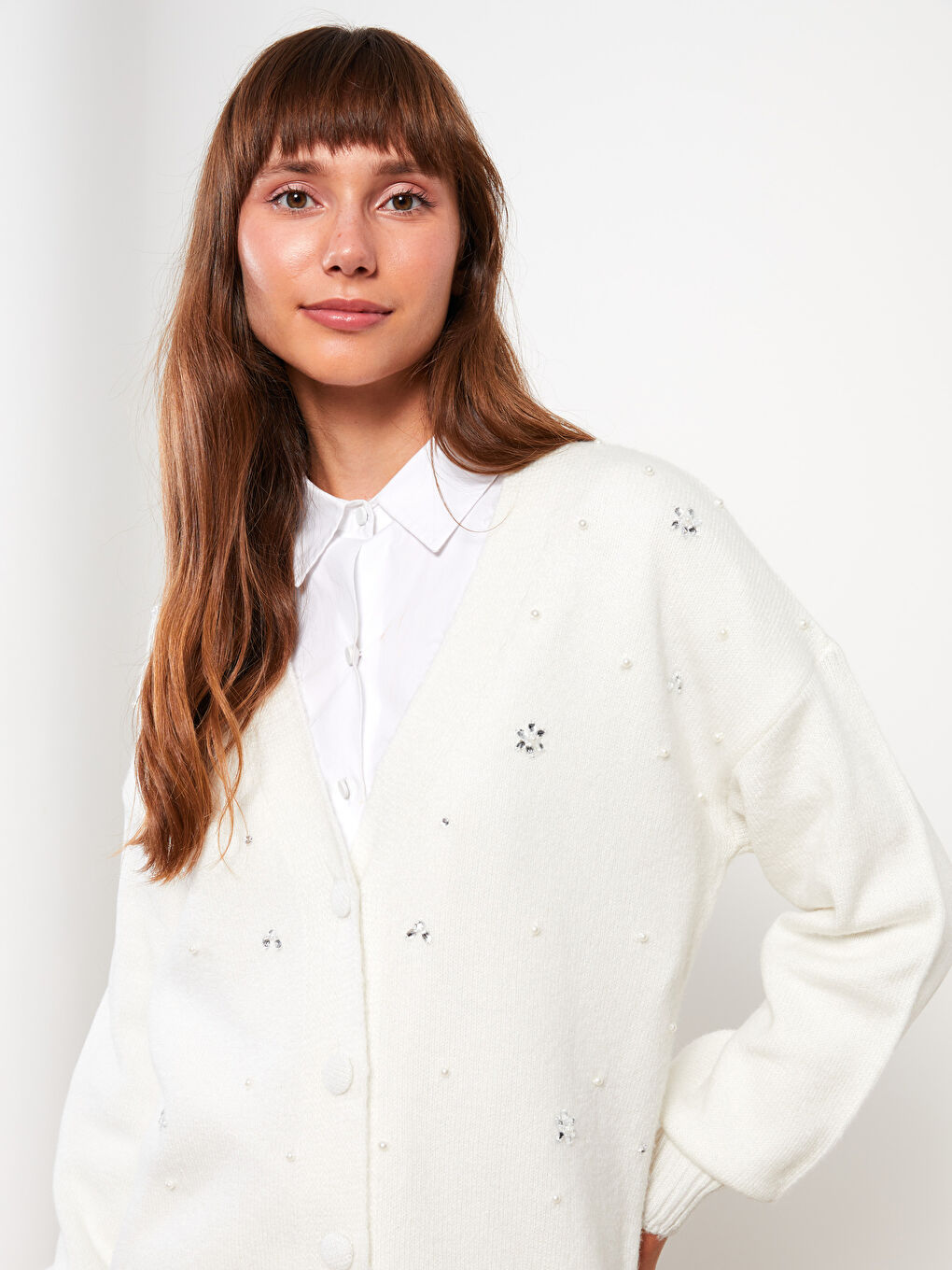 Ekru V Yaka Nakışlı Uzun Kollu Kadın Triko Hırka