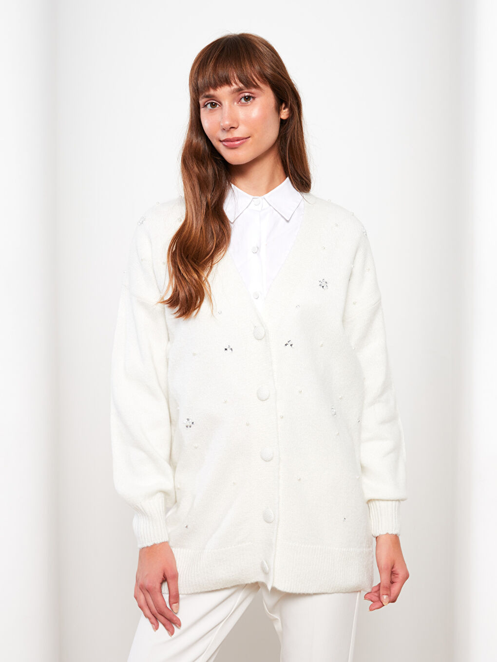 Ekru V Yaka Nakışlı Uzun Kollu Kadın Triko Hırka-1