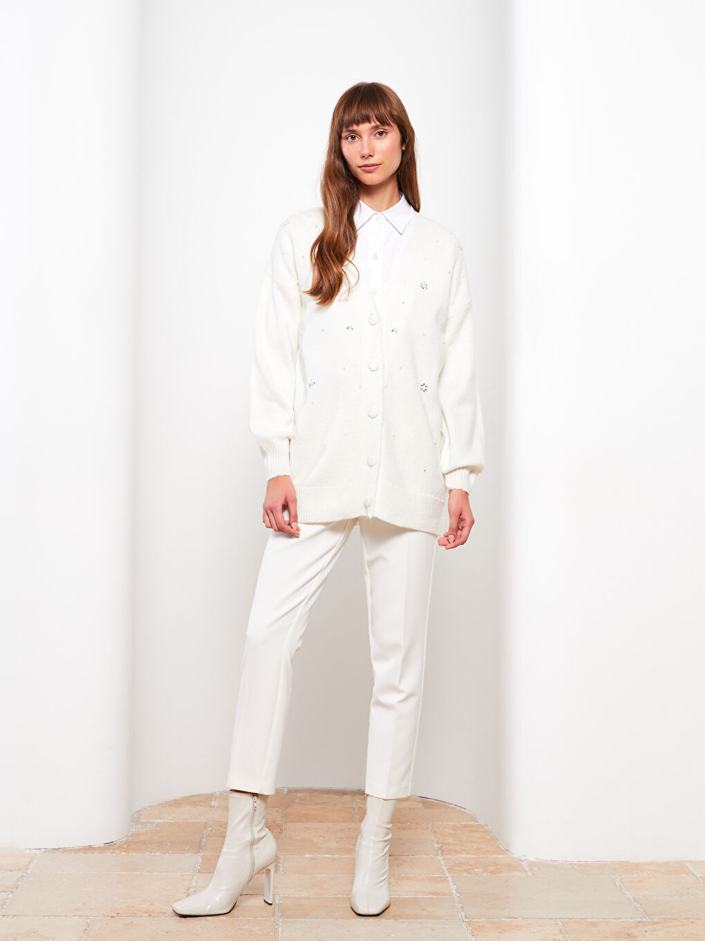 Ekru V Yaka Nakışlı Uzun Kollu Kadın Triko Hırka-2