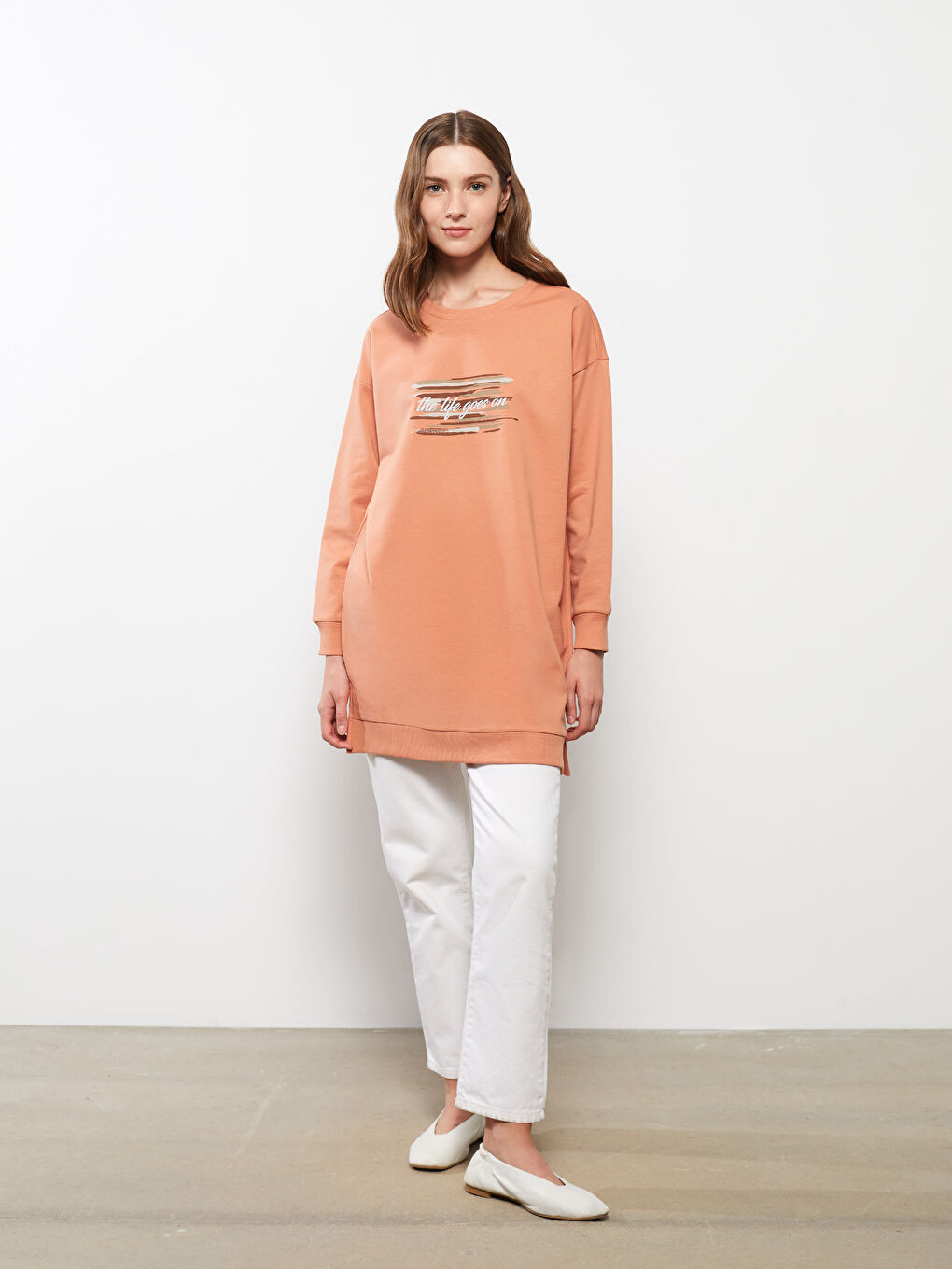 LCWAIKIKI Basic Kahverengi Bisiklet Yaka Baskılı Uzun Kollu Oversize Kadın Sweatshirt Tunik - 1