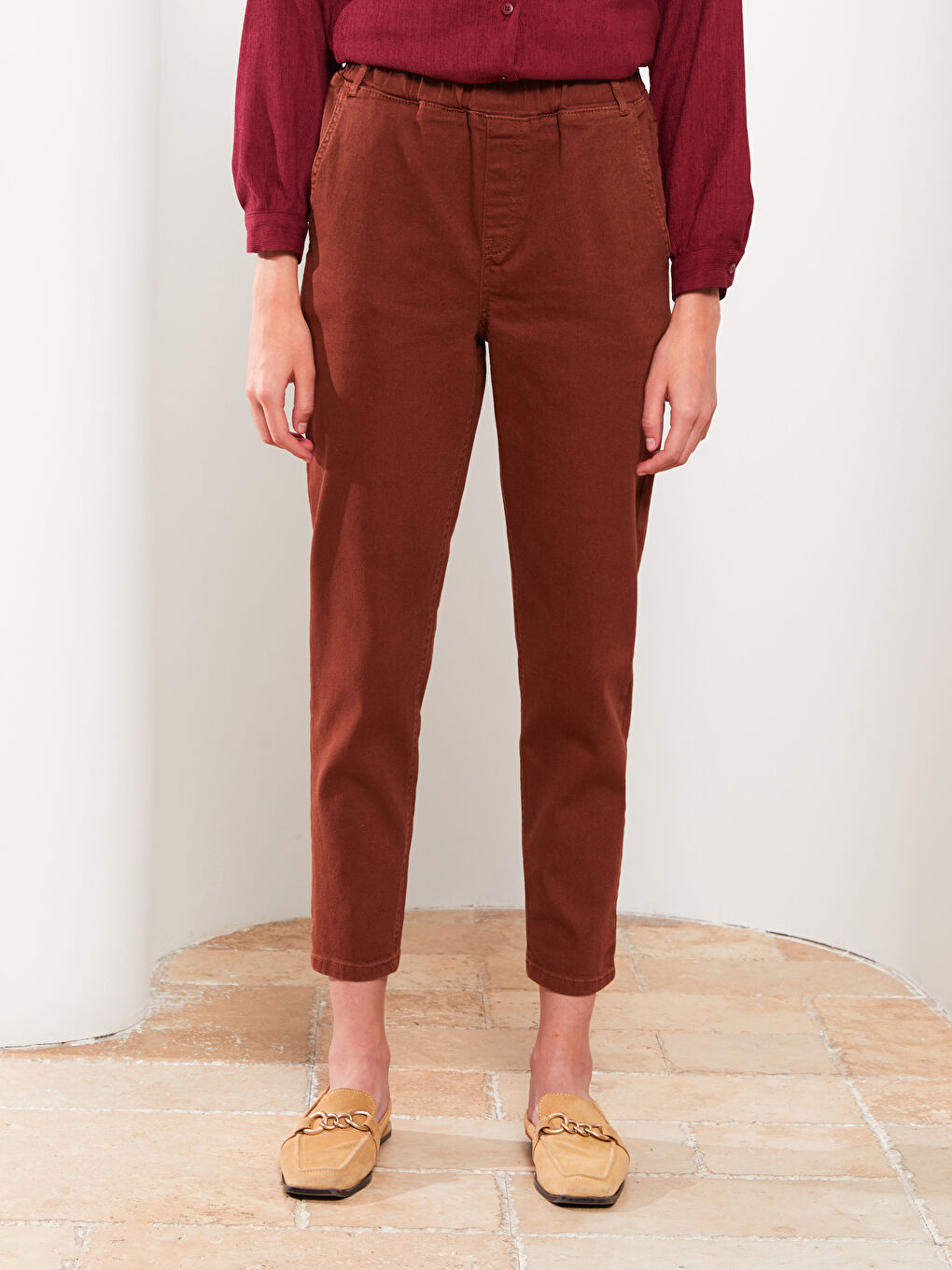 Kahverengi Beli Lastikli Düz Gabardin Kadın Pantolon-3