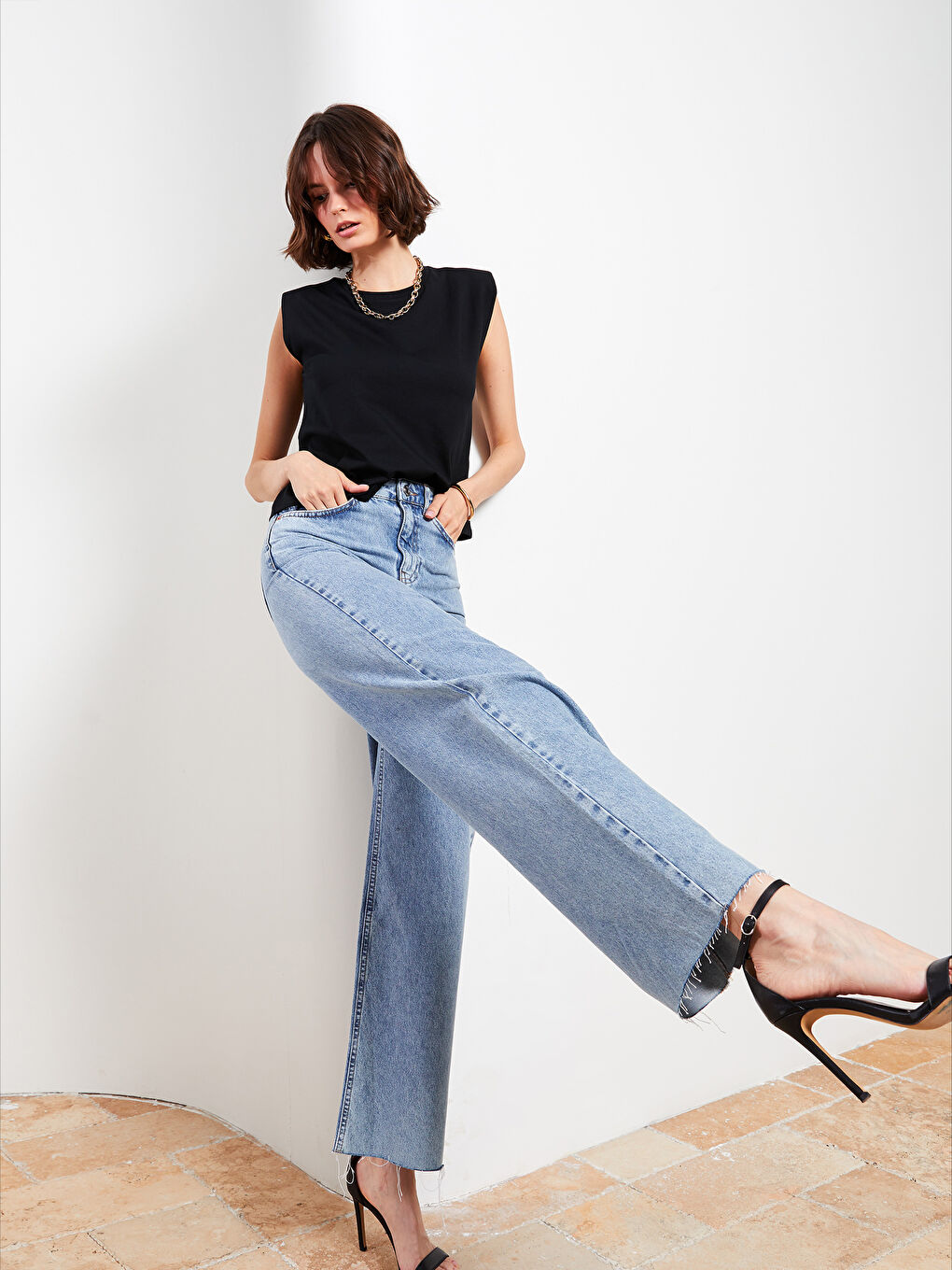 بنطلون جينز واسع الساق بوسط مطاطي للسيدات