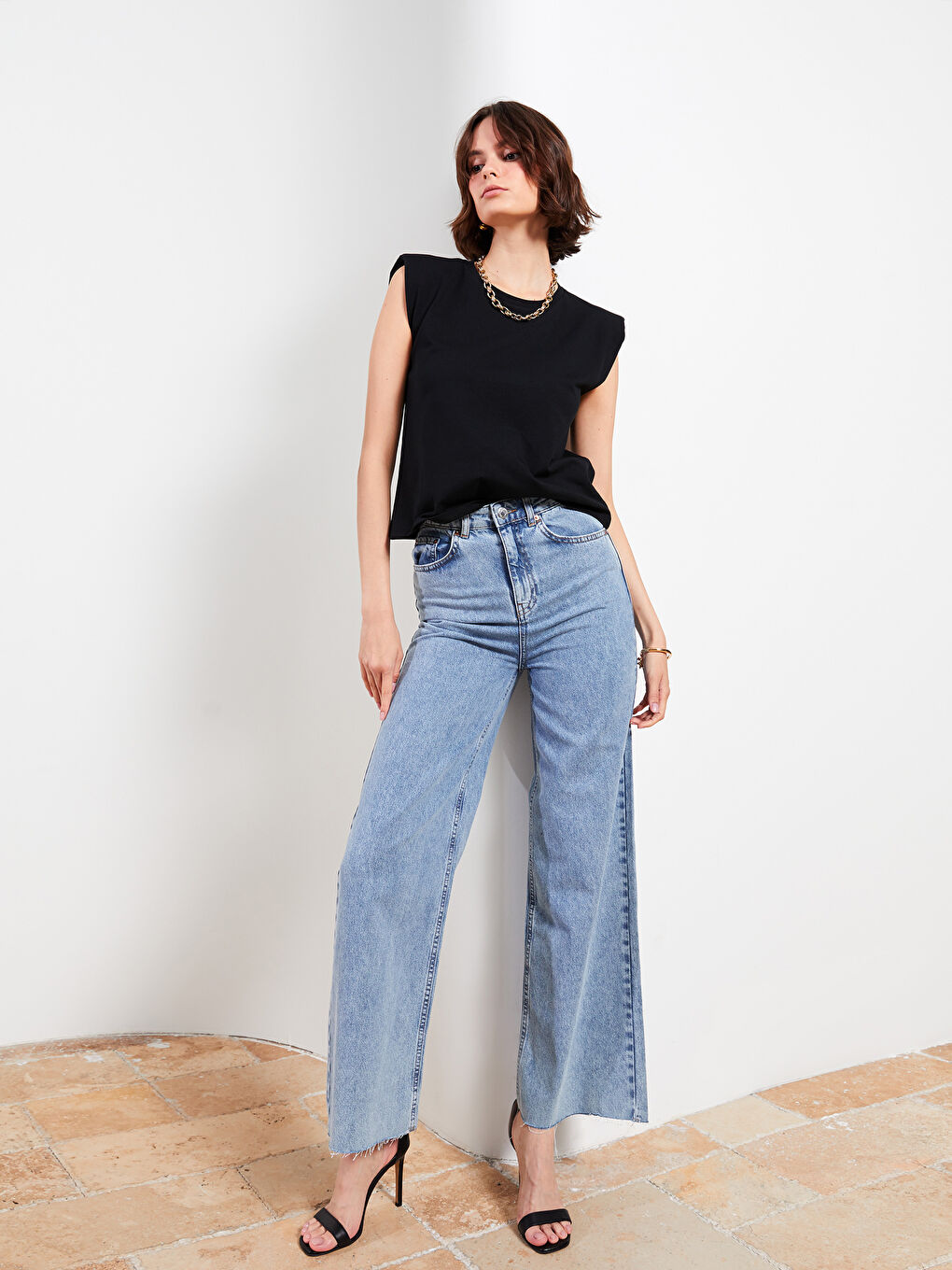 بنطلون جينز واسع الساق بوسط مطاطي للسيدات-1