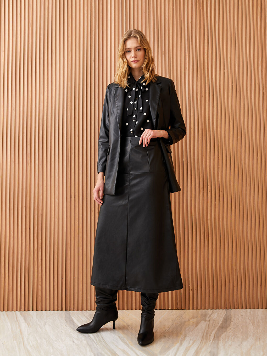 Siyah Düz A Kesim Deri Görünümlü Kadın Etek