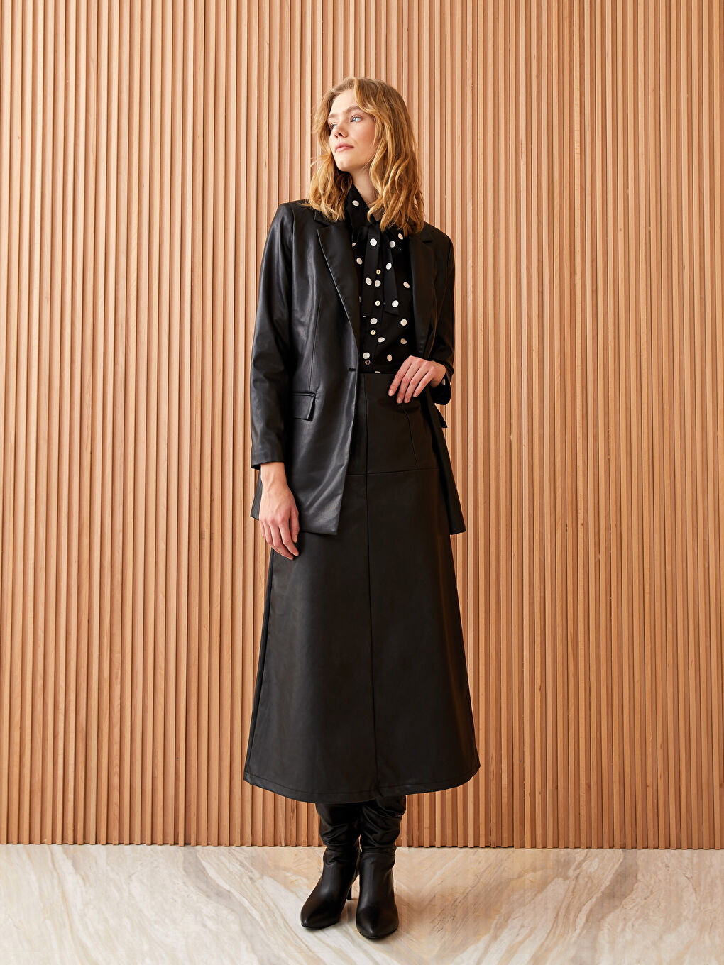 Siyah Düz A Kesim Deri Görünümlü Kadın Etek-1