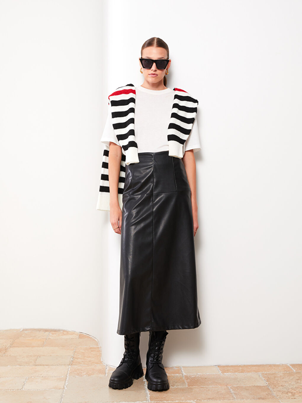 Siyah Düz A Kesim Deri Görünümlü Kadın Etek-2