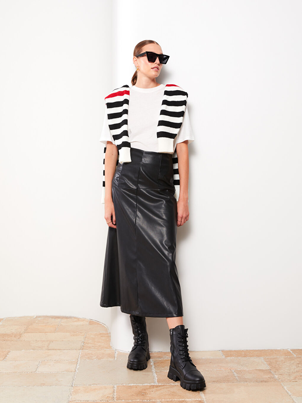 Siyah Düz A Kesim Deri Görünümlü Kadın Etek-3