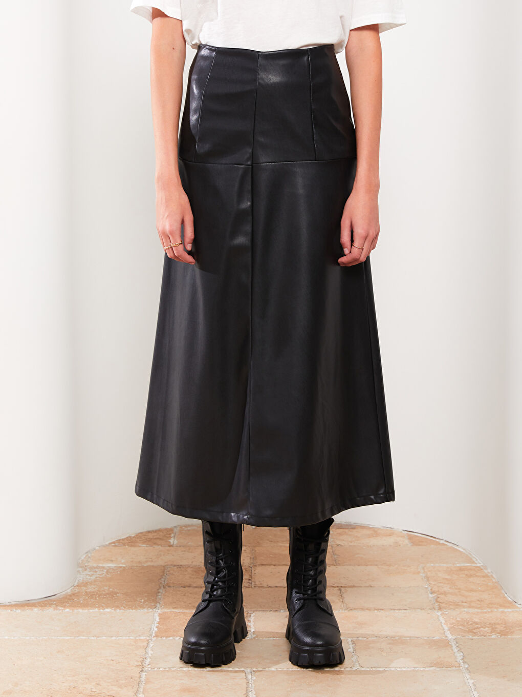 Siyah Düz A Kesim Deri Görünümlü Kadın Etek-5