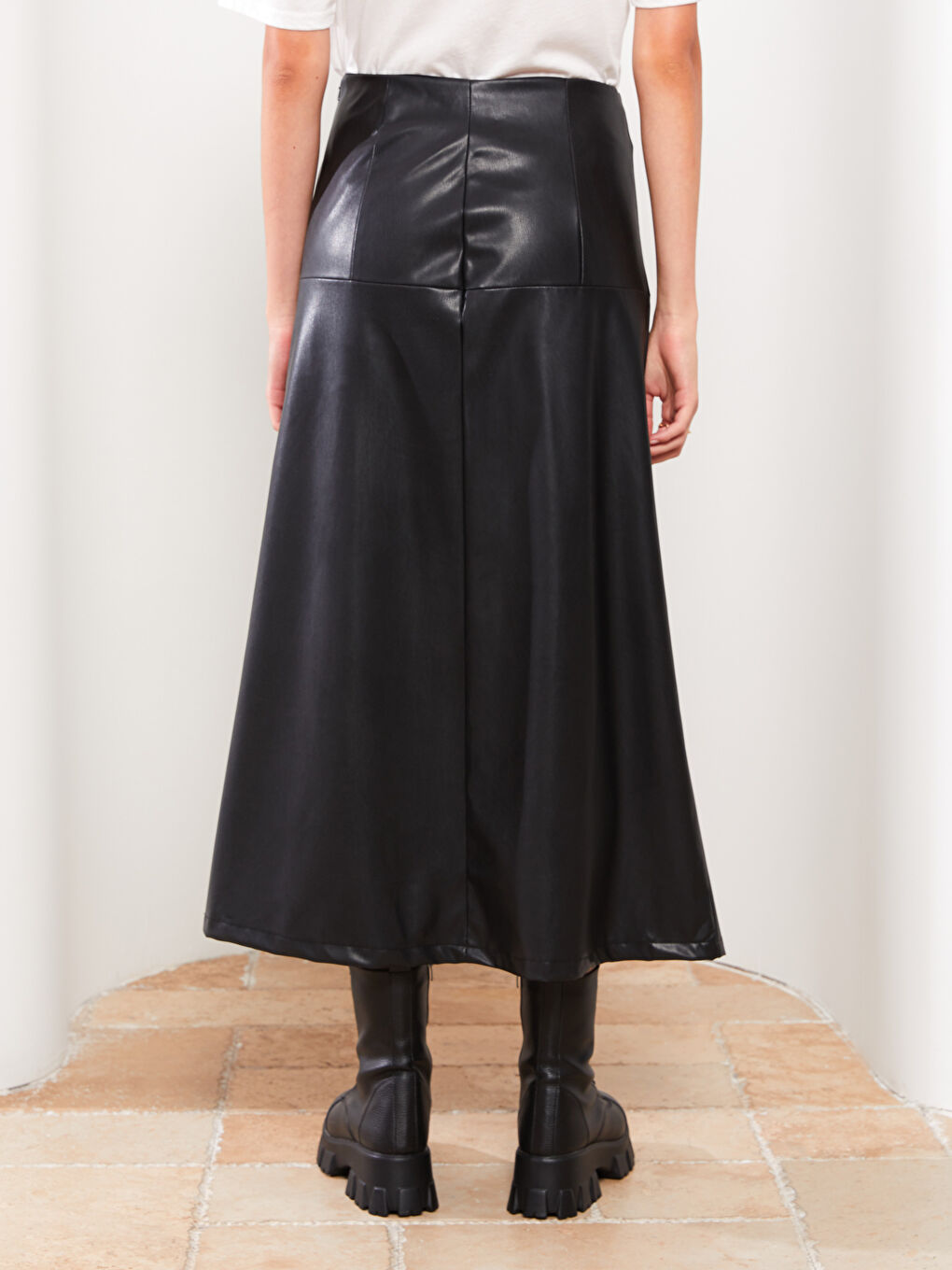 Siyah Düz A Kesim Deri Görünümlü Kadın Etek-6