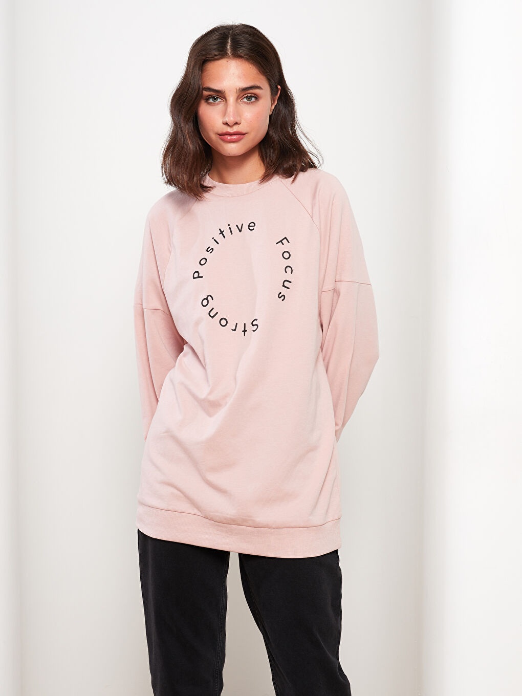 LCW Modest Açık Pembe Bisiklet Yaka Baskılı Uzun Kollu Oversize Kadın Sweatshirt Tunik