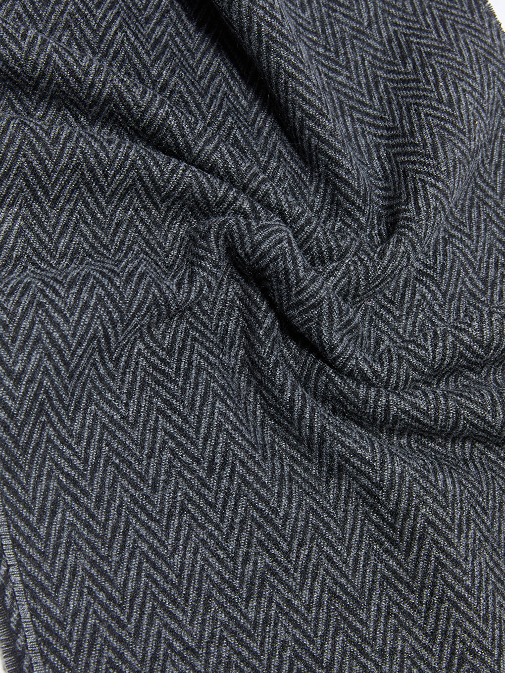 سكارف للرجال بنقشة زجزاج مع شراشيب-4