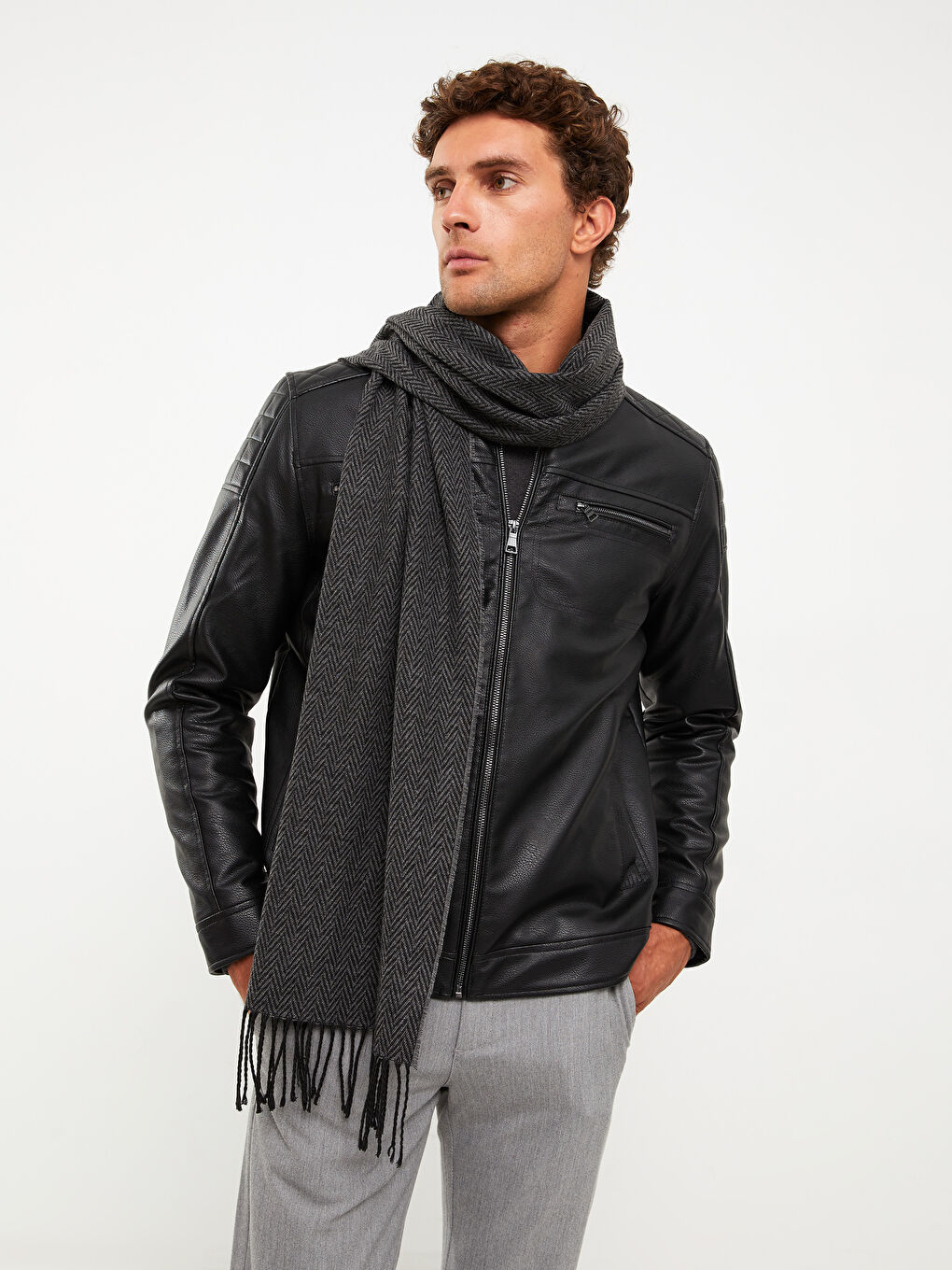 سكارف للرجال بنقشة زجزاج مع شراشيب