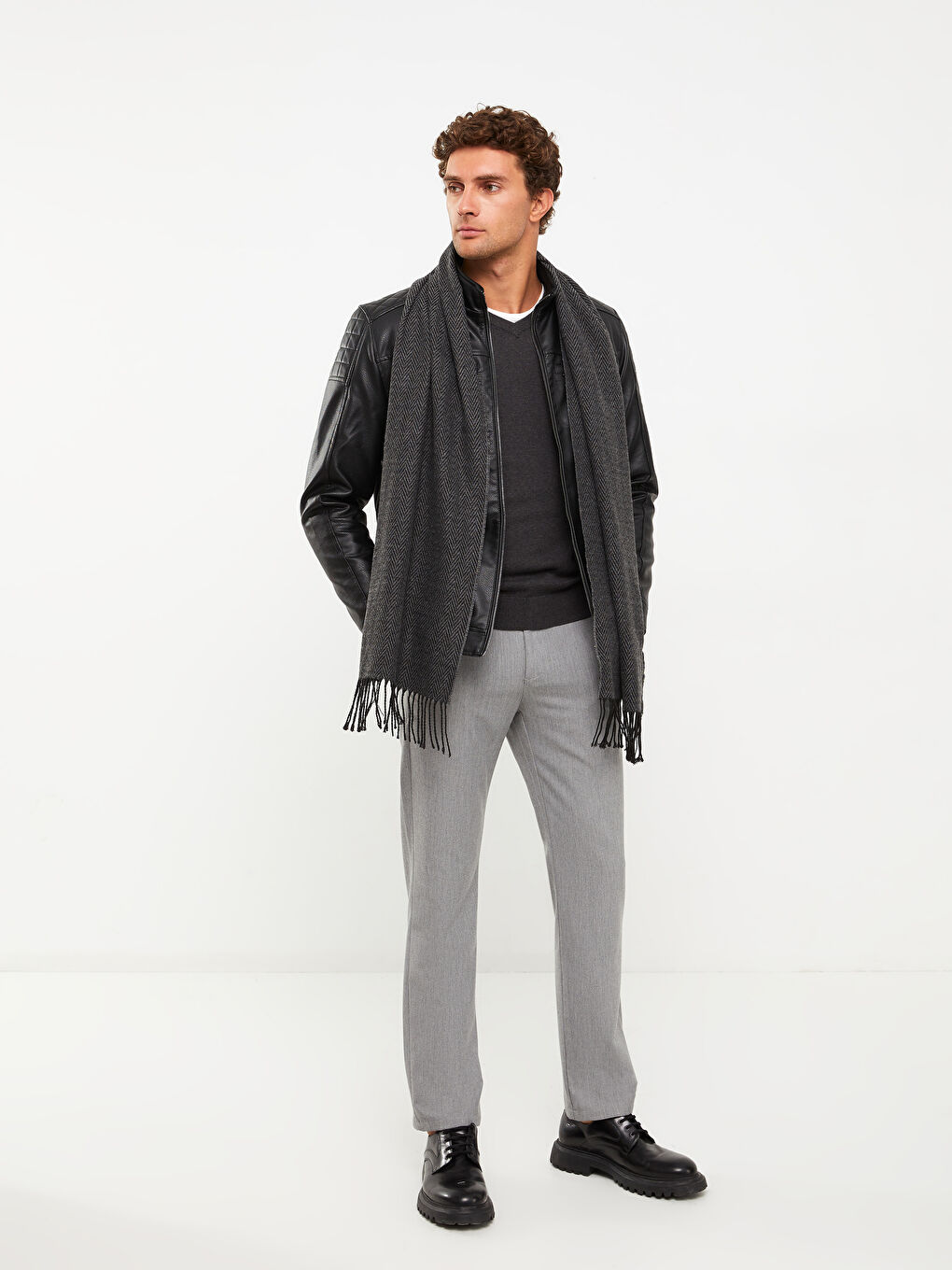 سكارف للرجال بنقشة زجزاج مع شراشيب-1