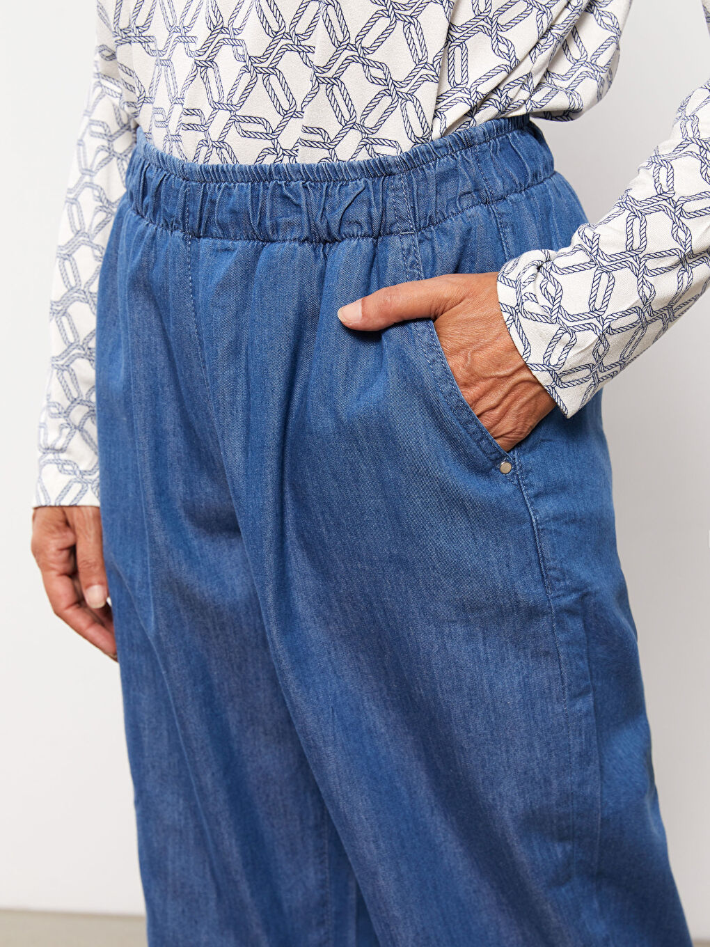 Mavi Kadın Beli Lastikli Standart Fit Düz Jean Pantolon-3