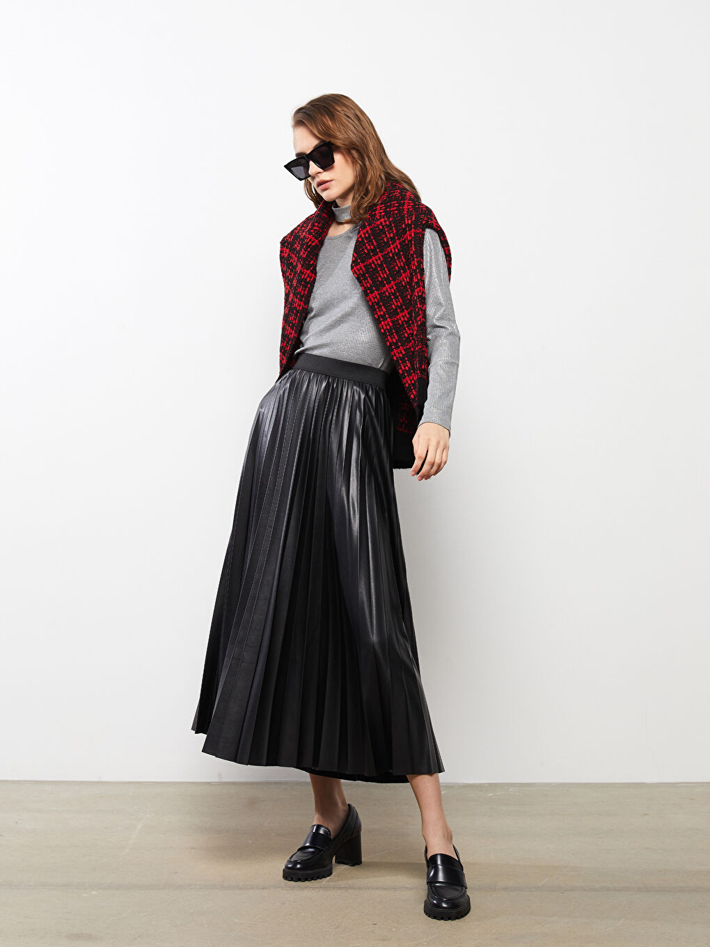 Siyah Beli Lastikli Düz Pileli Kadın Etek-1