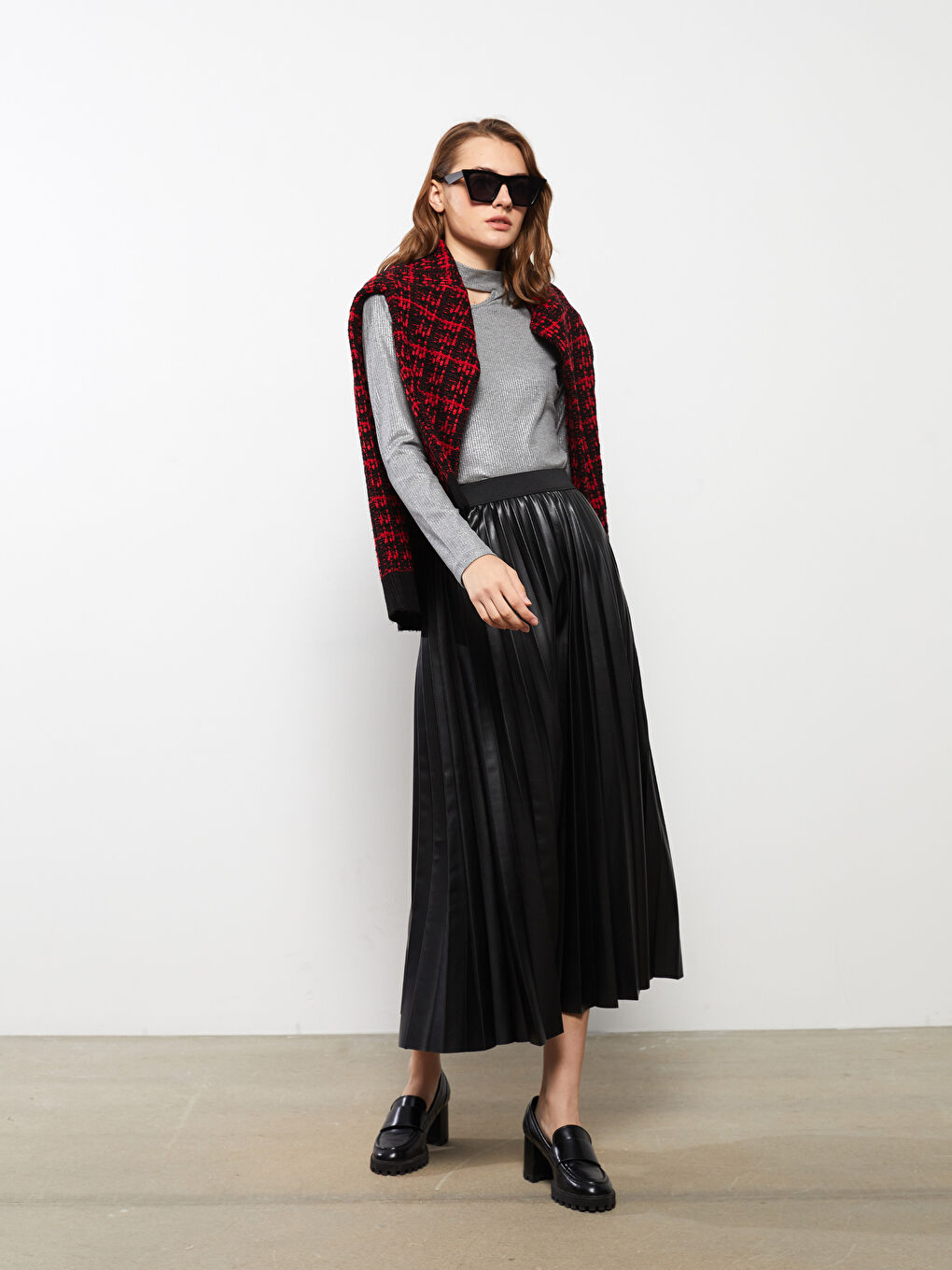 Siyah Beli Lastikli Düz Pileli Kadın Etek-2