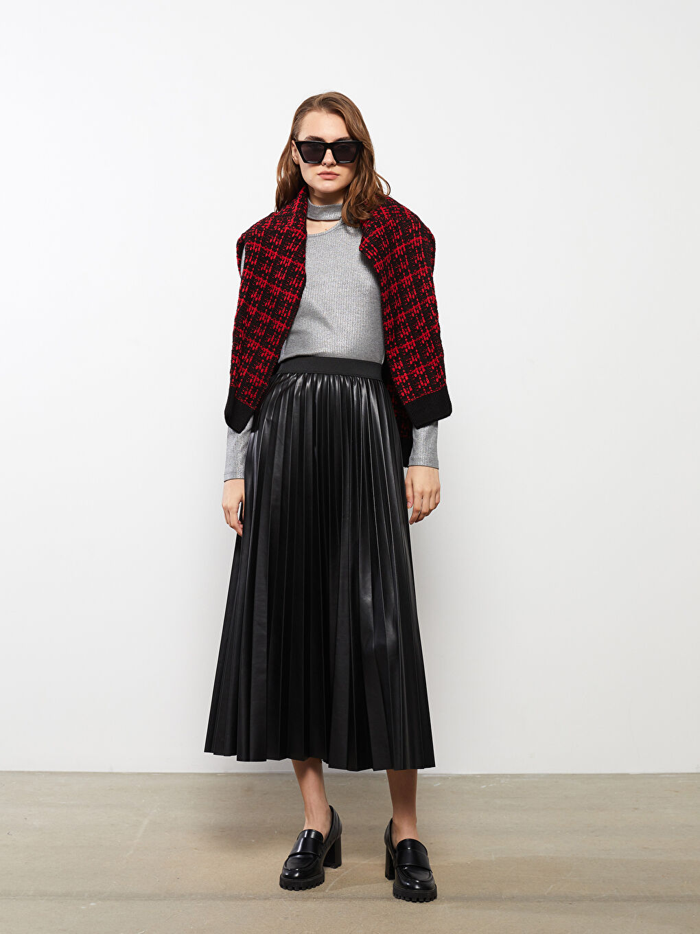 Siyah Beli Lastikli Düz Pileli Kadın Etek-3