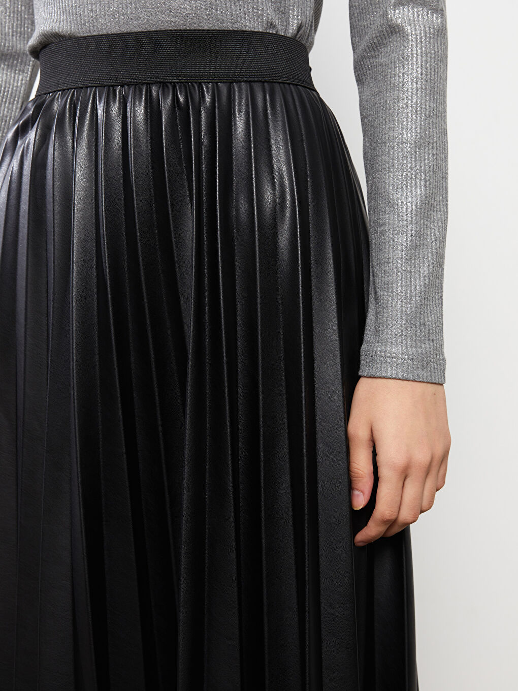 Siyah Beli Lastikli Düz Pileli Kadın Etek-4