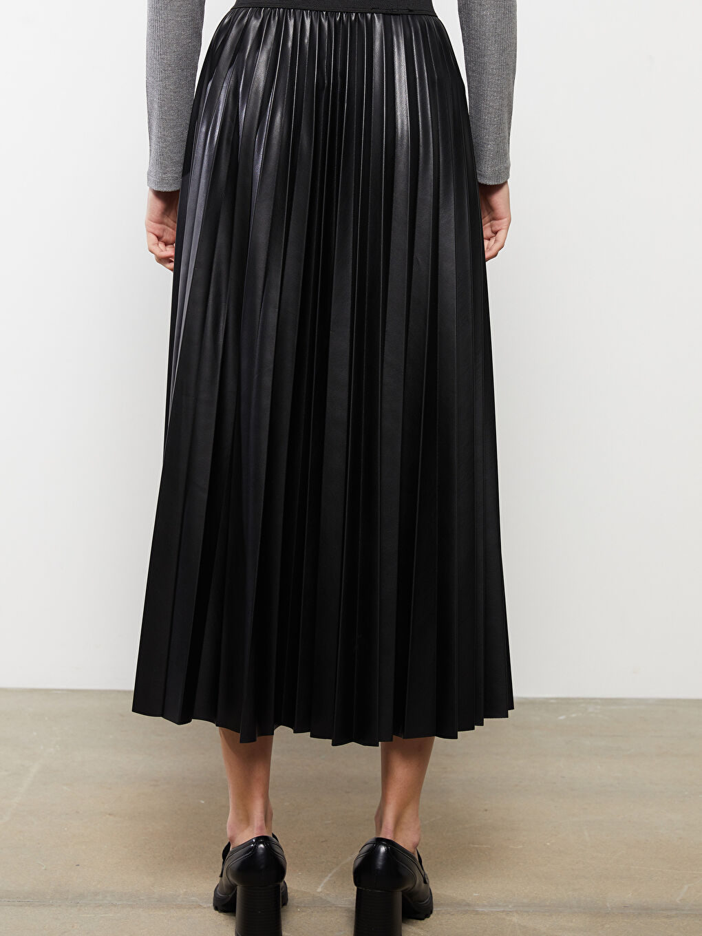 Siyah Beli Lastikli Düz Pileli Kadın Etek-6