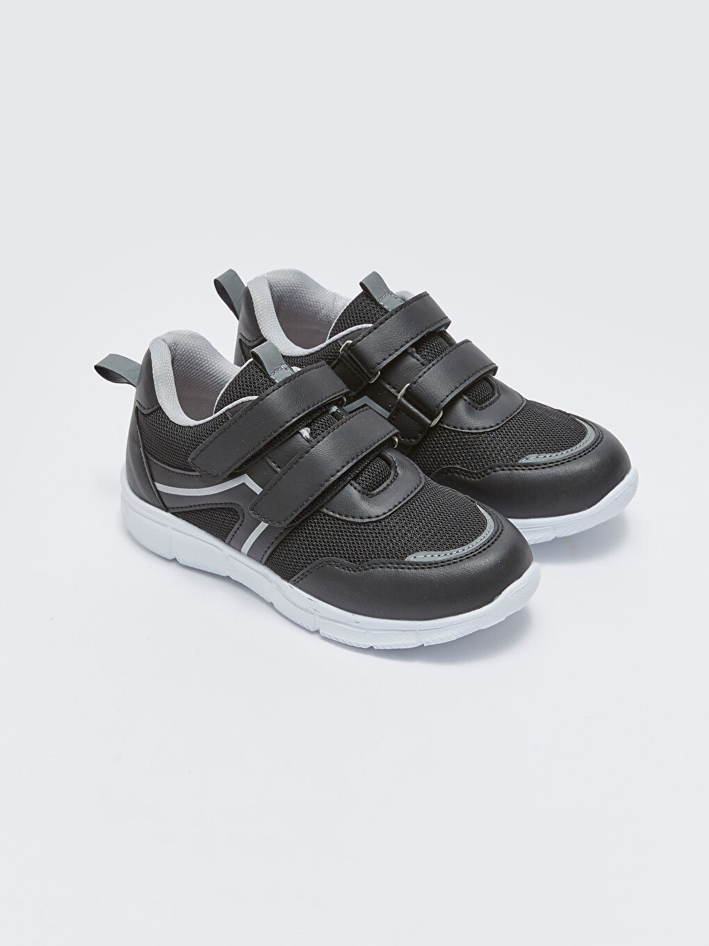 أحذية رياضية للأولاد بشريط لاصق