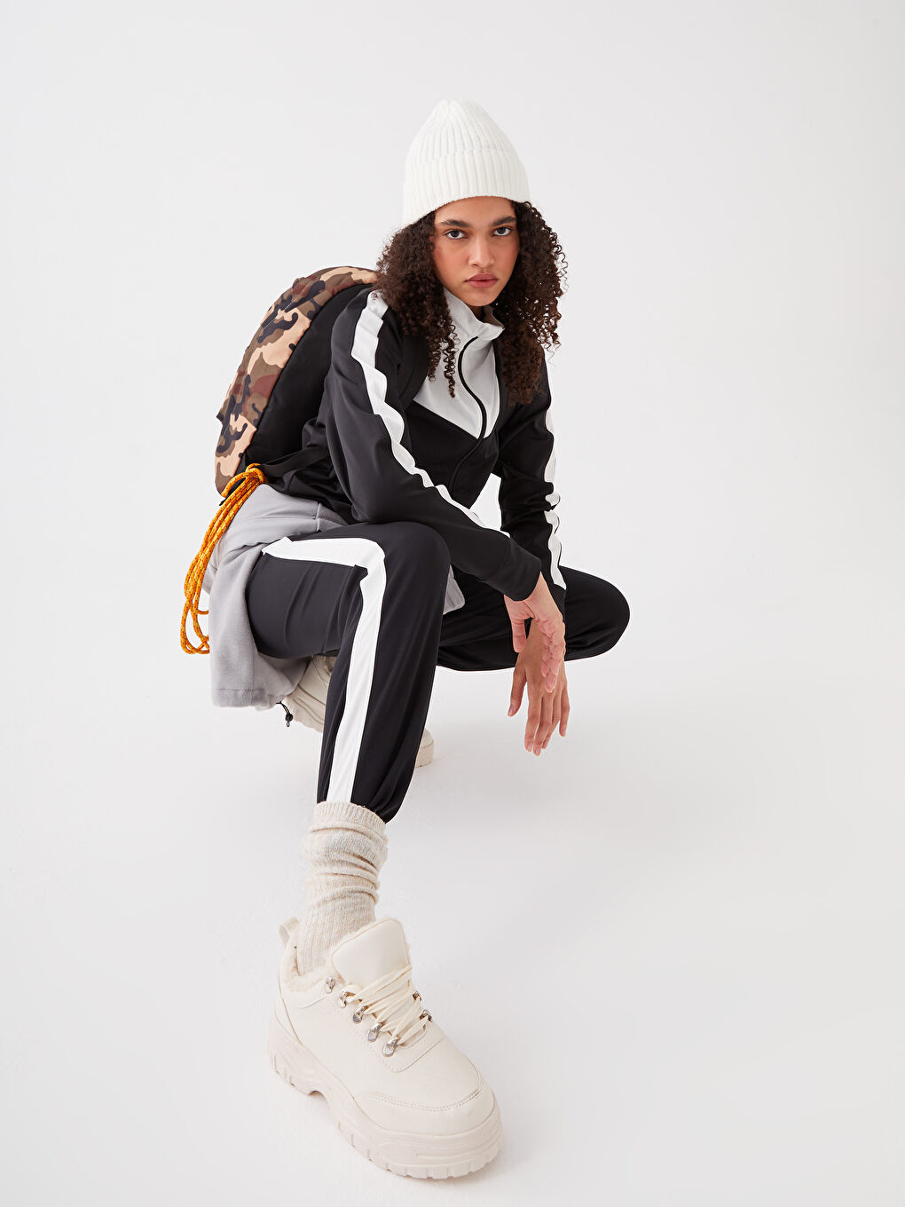 Siyah Dik Yaka Baskılı Uzun Kollu Kadın Spor Hırka