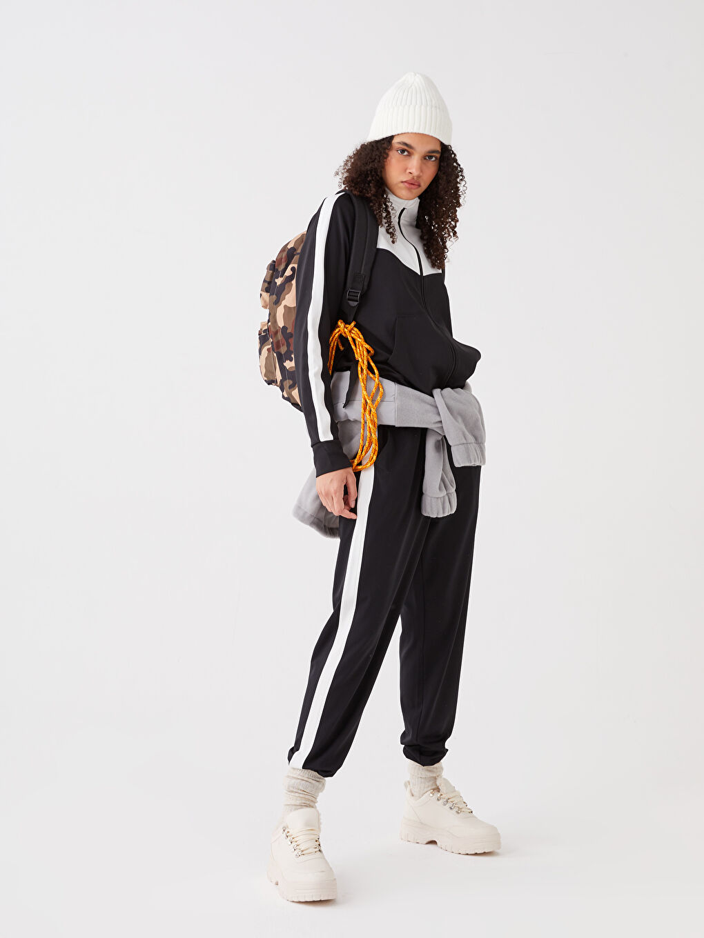 Siyah Dik Yaka Baskılı Uzun Kollu Kadın Spor Hırka-3