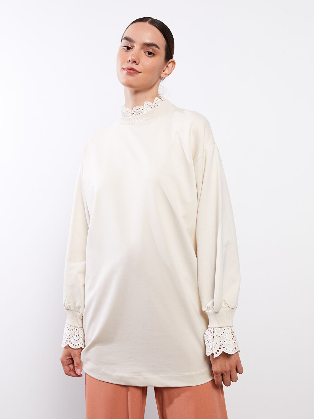 LCW Modest Ekru Fırfırlı Dik Yaka Nakışlı Uzun Kollu Kadın Sweatshirt Tunik - 1