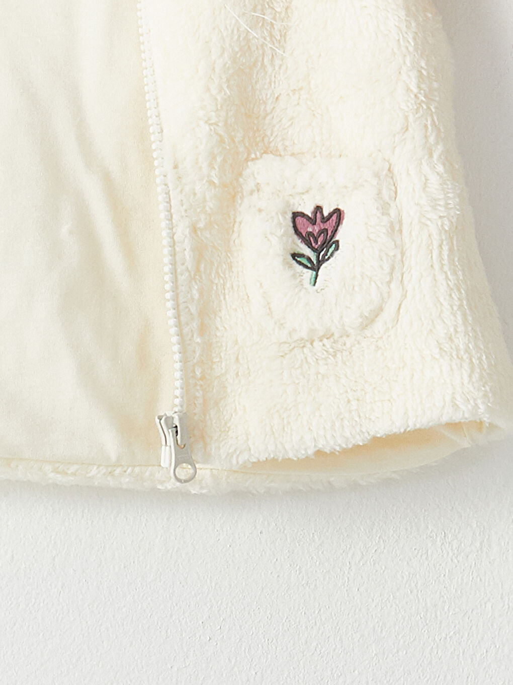 Ekru Dik Yaka Nakış Detaylı Kız Bebek Pelüş Yelek-3