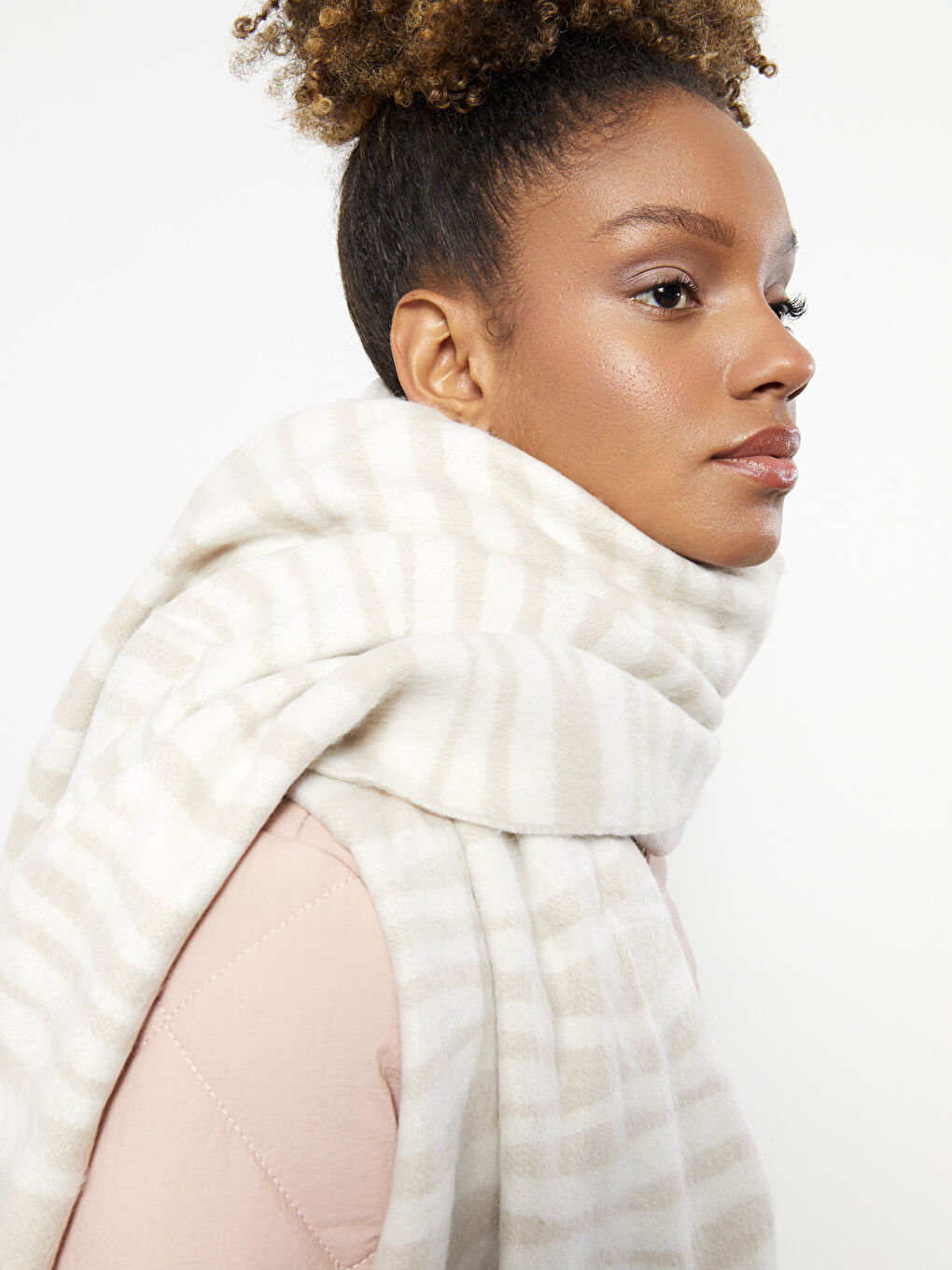 Bej Saçaklı Desenli Kadın Atkı