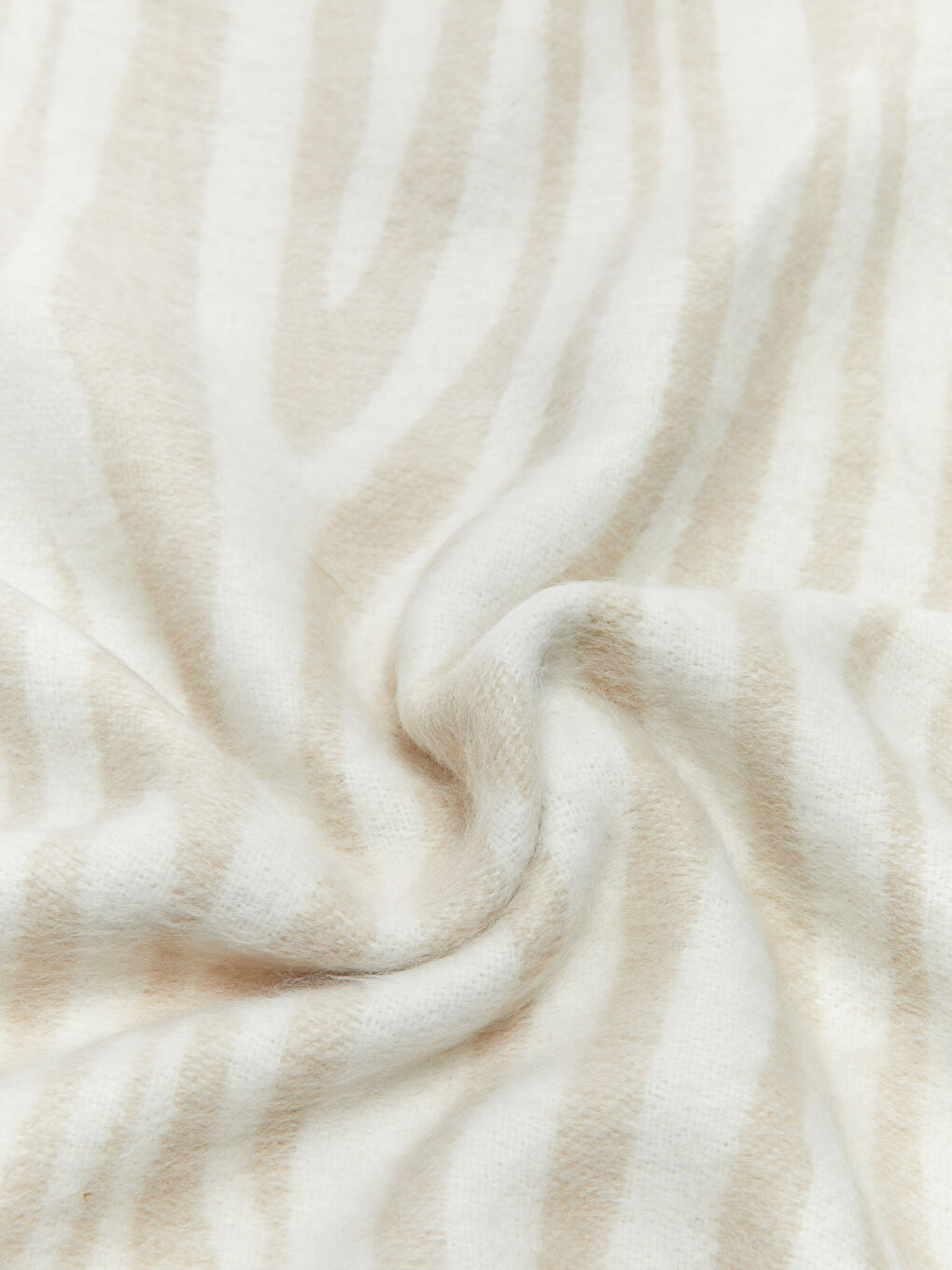 Bej Saçaklı Desenli Kadın Atkı-4