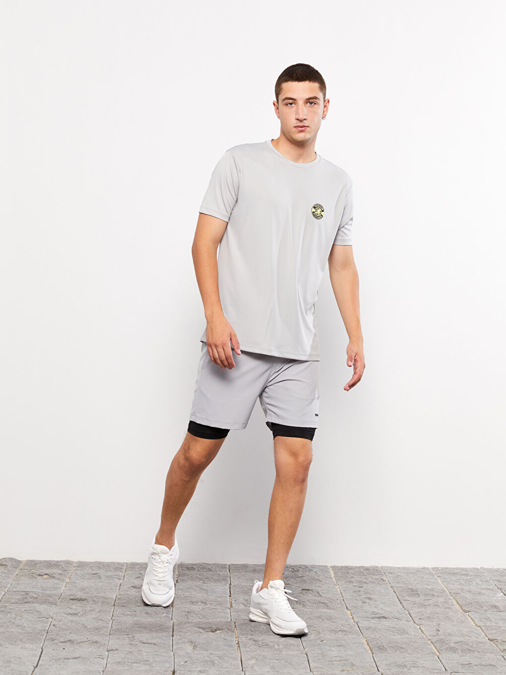 Gri Bisiklet Yaka Kısa Kollu Erkek Spor Tişört-1