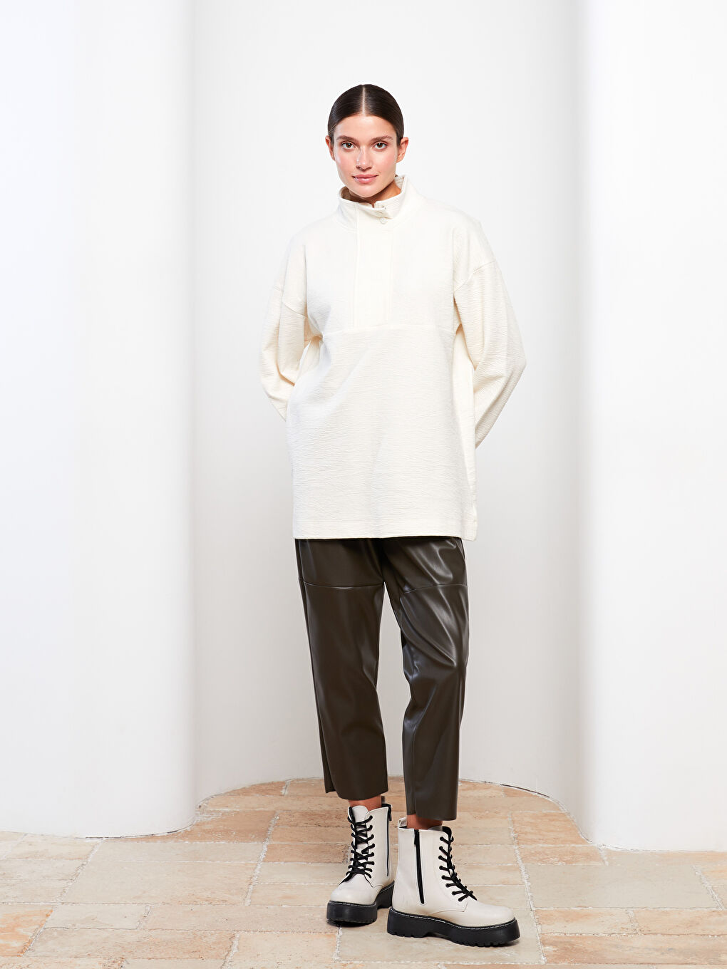 Ekru Dik Yaka Düz Uzun Kollu Kadın Tunik