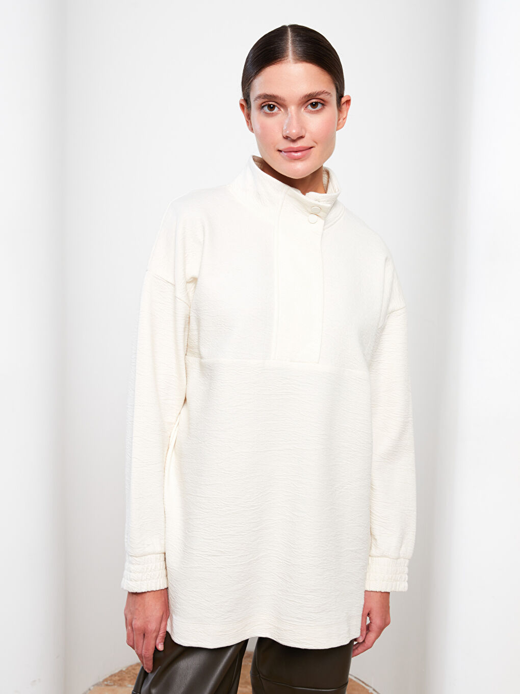 Ekru Dik Yaka Düz Uzun Kollu Kadın Tunik-1