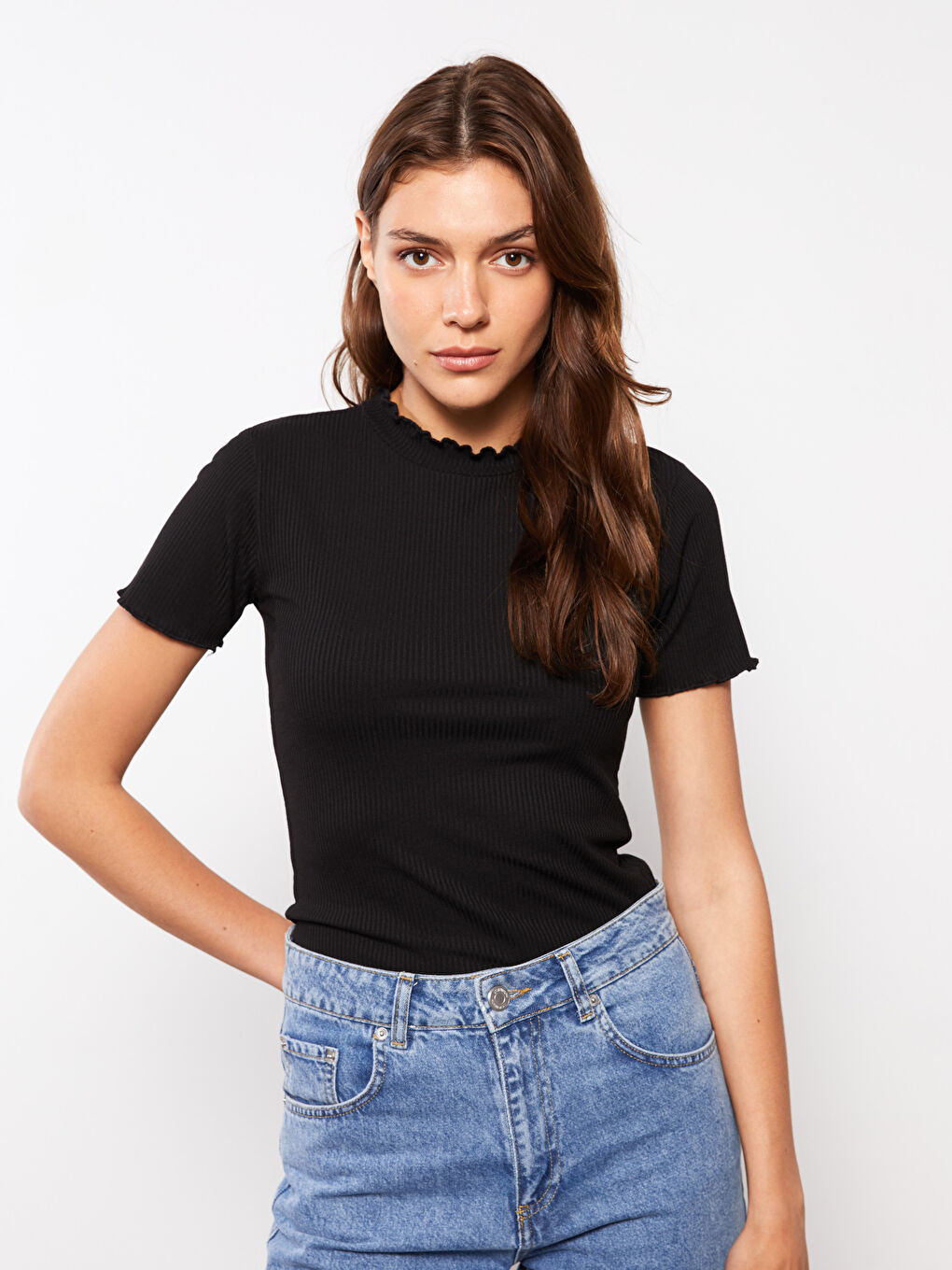 Siyah Fırfırlı Bisiklet Yaka Düz Kısa Kollu Kadın Tişört-1