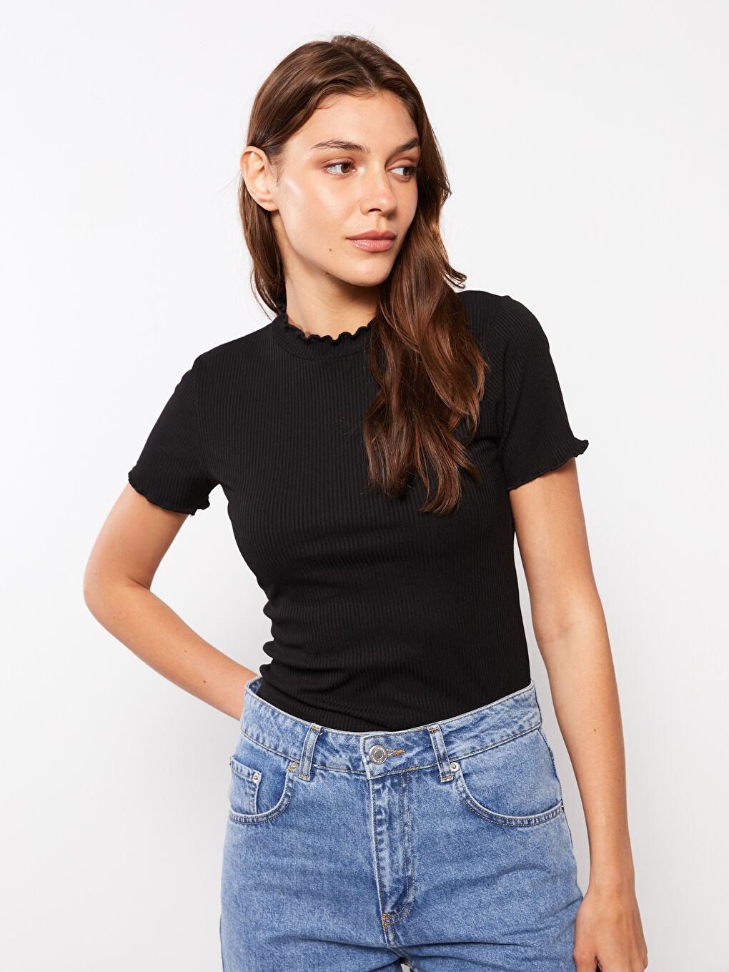 Siyah Fırfırlı Bisiklet Yaka Düz Kısa Kollu Kadın Tişört-2