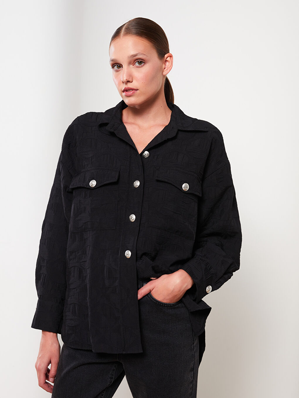 Siyah Önden Düğme Kapamalı Kendinden Desenli Uzun Kollu Kadın Gömlek Ceket