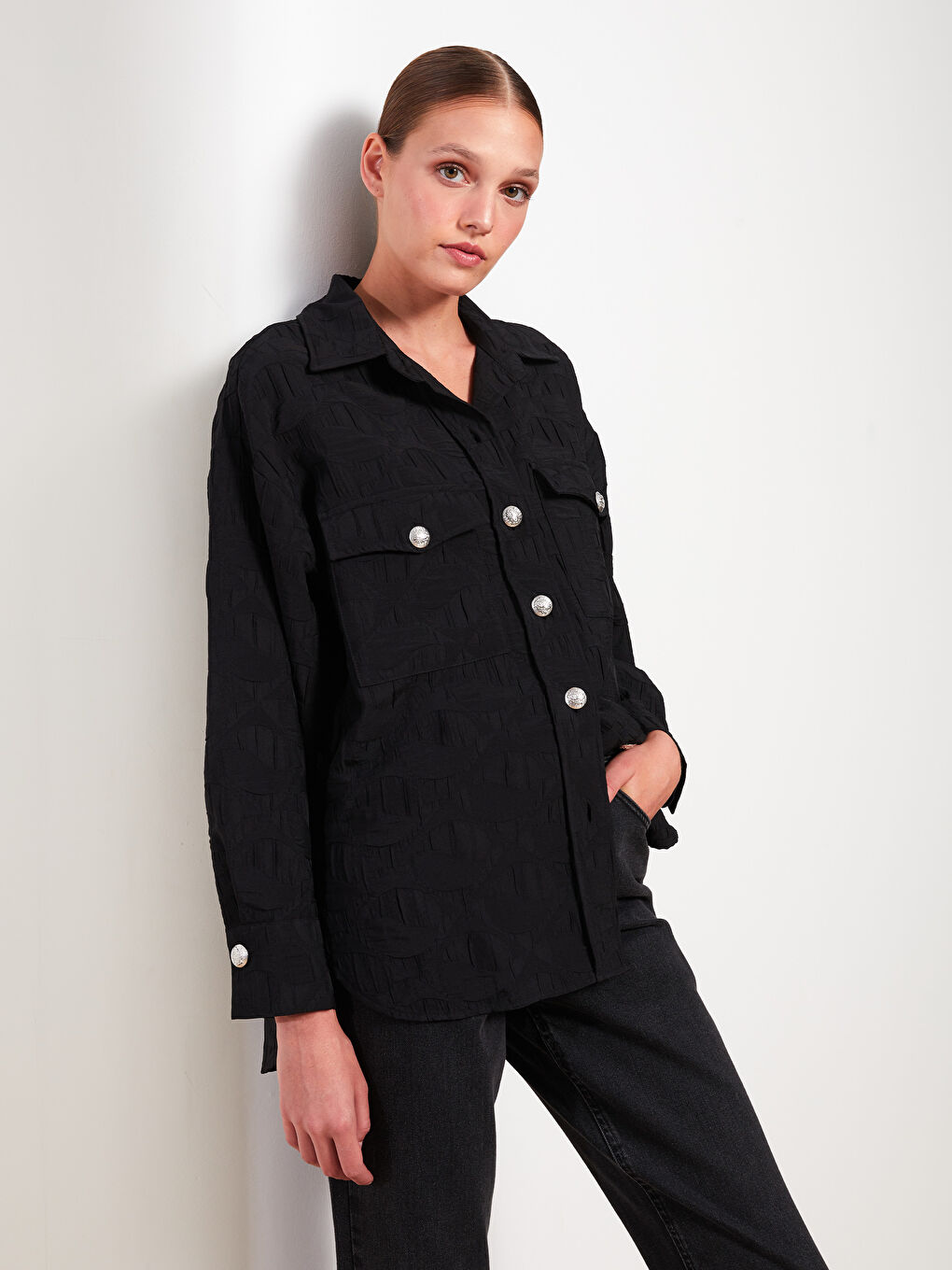 Siyah Önden Düğme Kapamalı Kendinden Desenli Uzun Kollu Kadın Gömlek Ceket-1