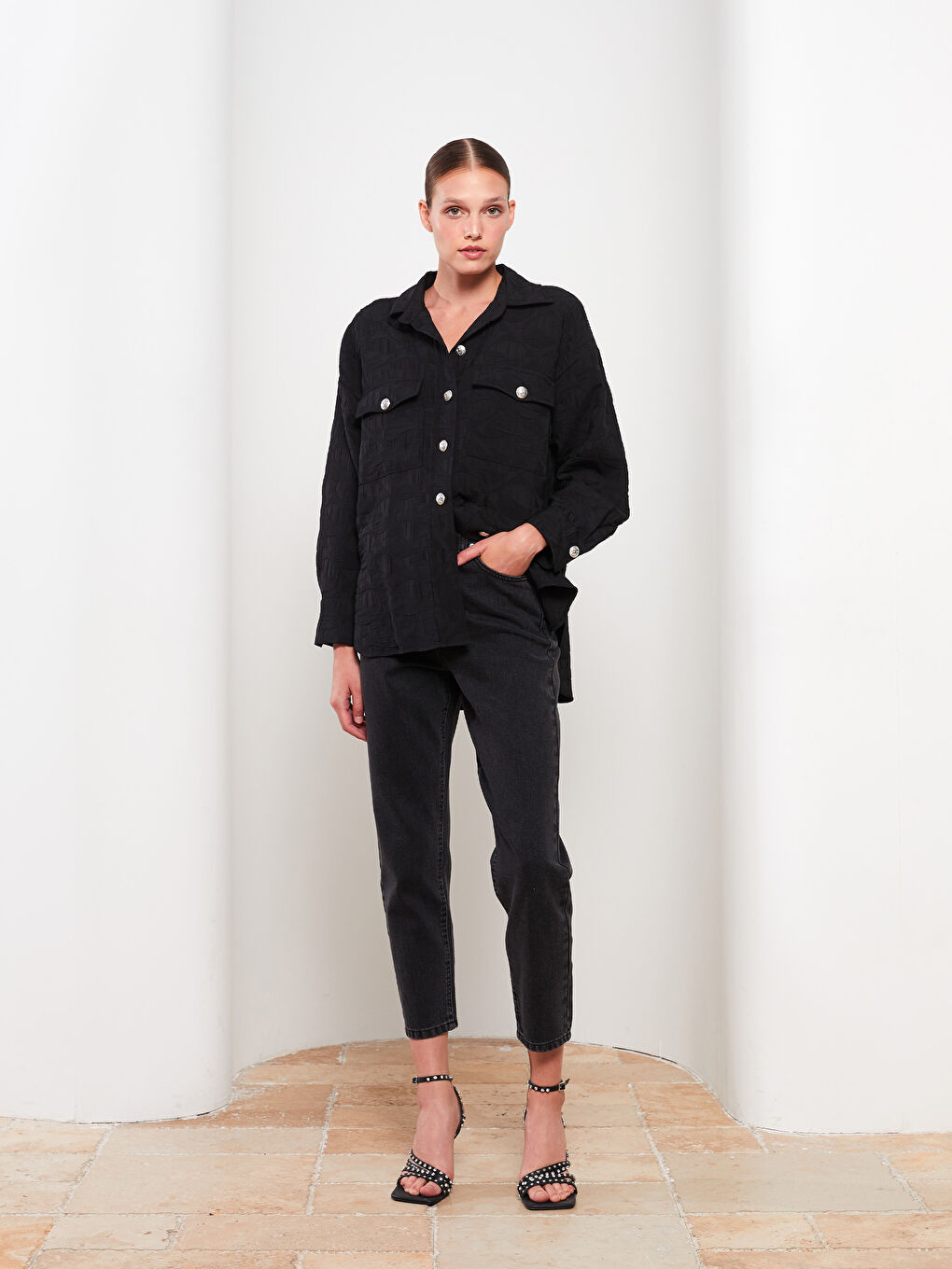 Siyah Önden Düğme Kapamalı Kendinden Desenli Uzun Kollu Kadın Gömlek Ceket-2