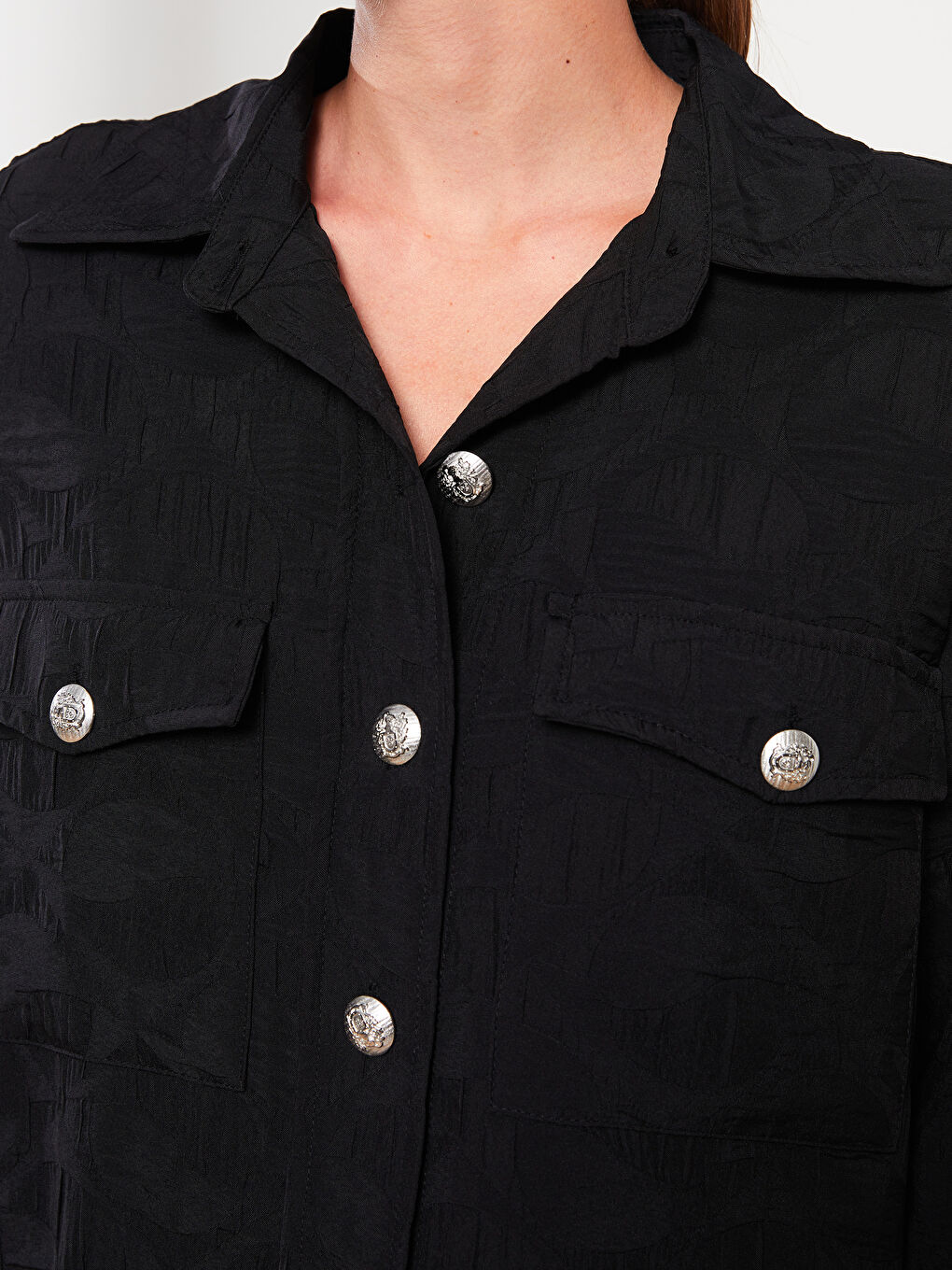 Siyah Önden Düğme Kapamalı Kendinden Desenli Uzun Kollu Kadın Gömlek Ceket-3