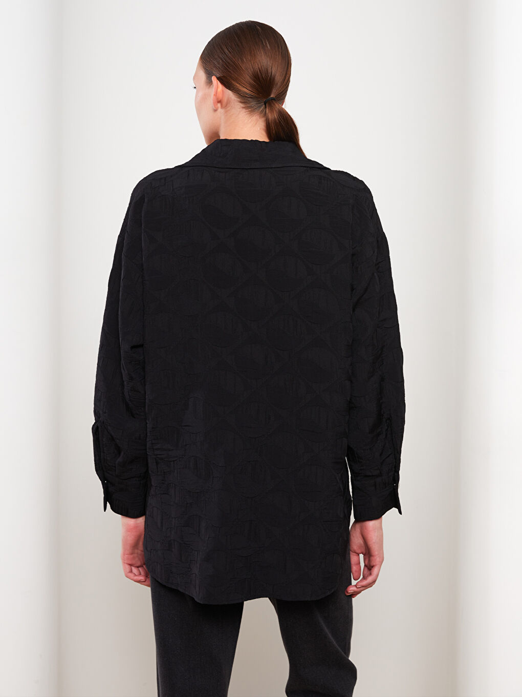 Siyah Önden Düğme Kapamalı Kendinden Desenli Uzun Kollu Kadın Gömlek Ceket-4