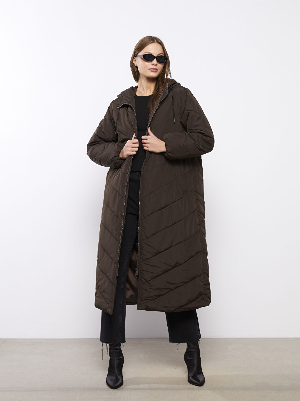 Kahverengi Kadın Kapüşonlu Düz Şişme Mont