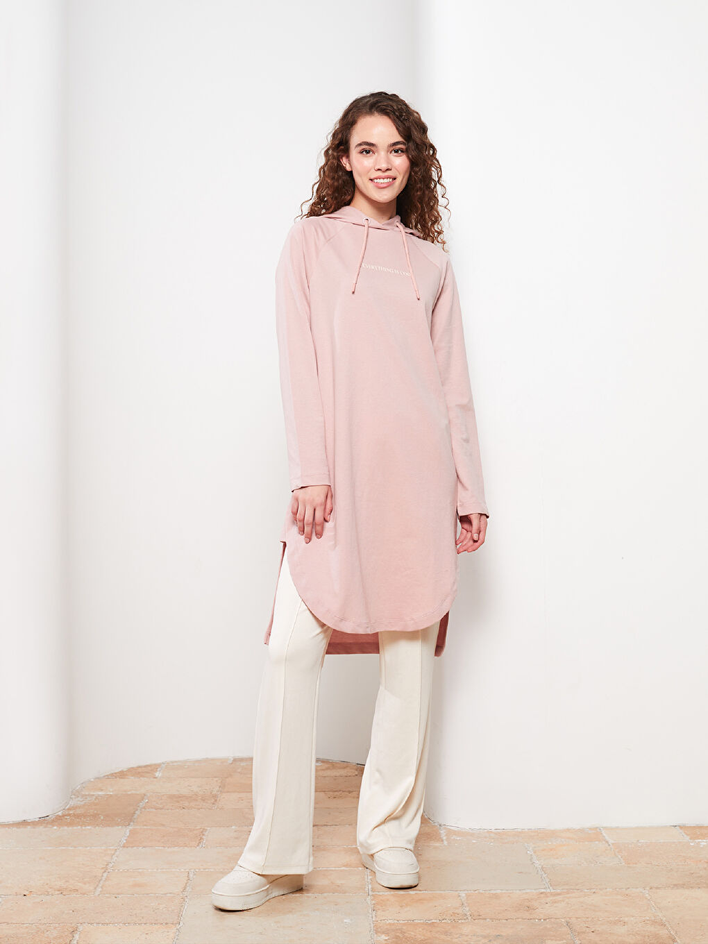 LCW Modest Pembe Kapüşonlu Baskılı Oversize Kadın Sweatshirt Tunik