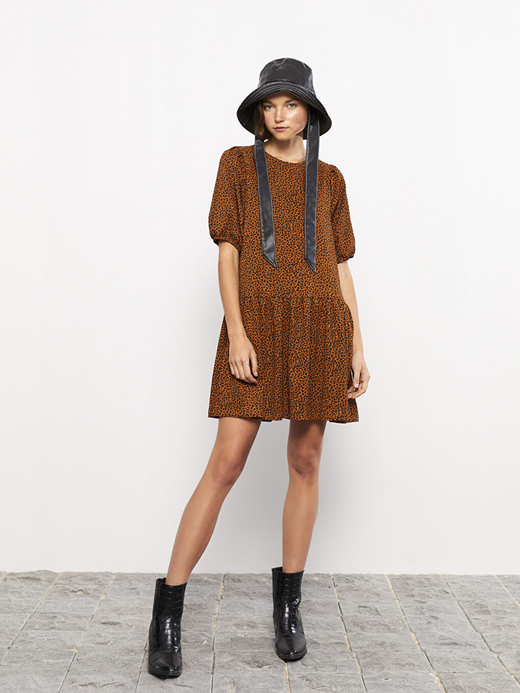 Siyah Bisiklet Yaka Desenli Kısa Kollu Kadın Elbise-1