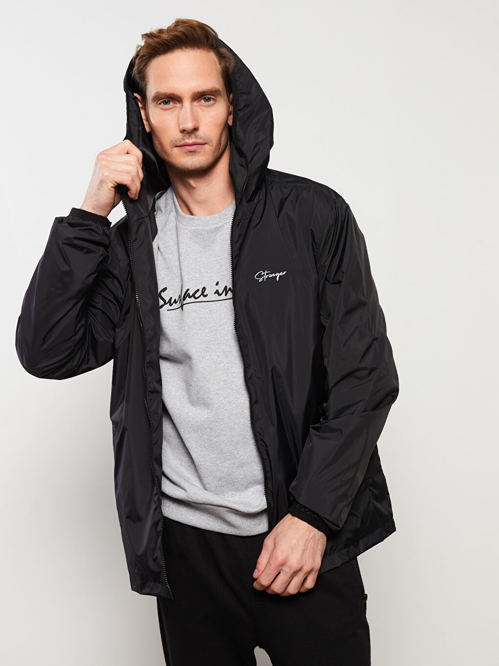 Siyah Standart Kalıp Kapüşonlu Erkek Yağmurluk