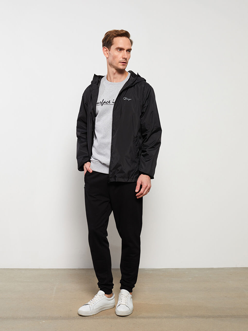Siyah Standart Kalıp Kapüşonlu Erkek Yağmurluk-1
