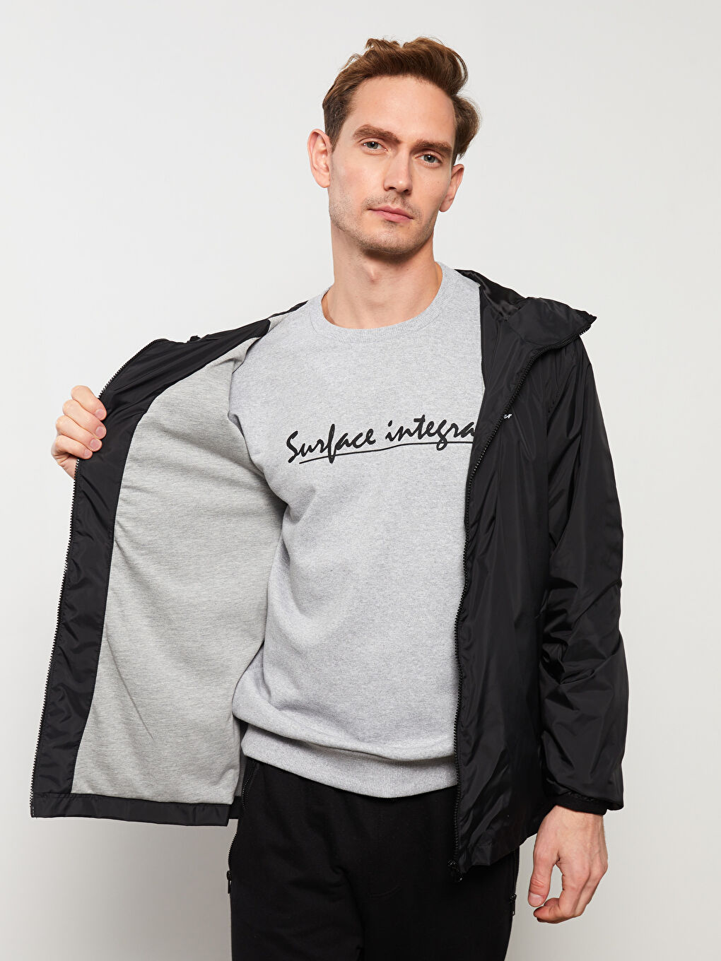 Siyah Standart Kalıp Kapüşonlu Erkek Yağmurluk-2