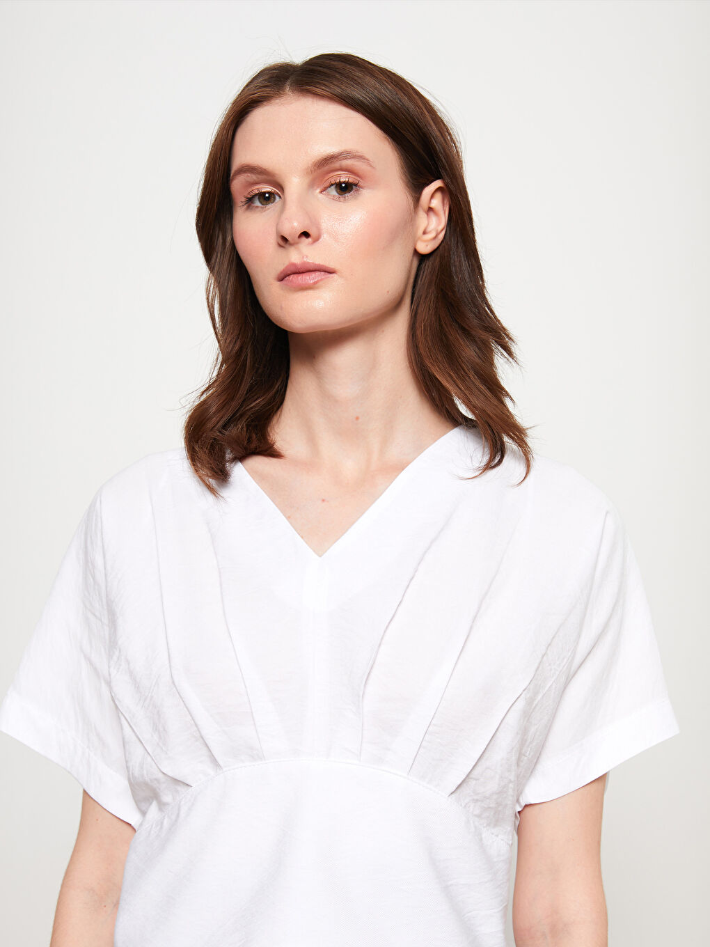 Beyaz V Yaka Düz Kısa Kollu Kadın Bluz