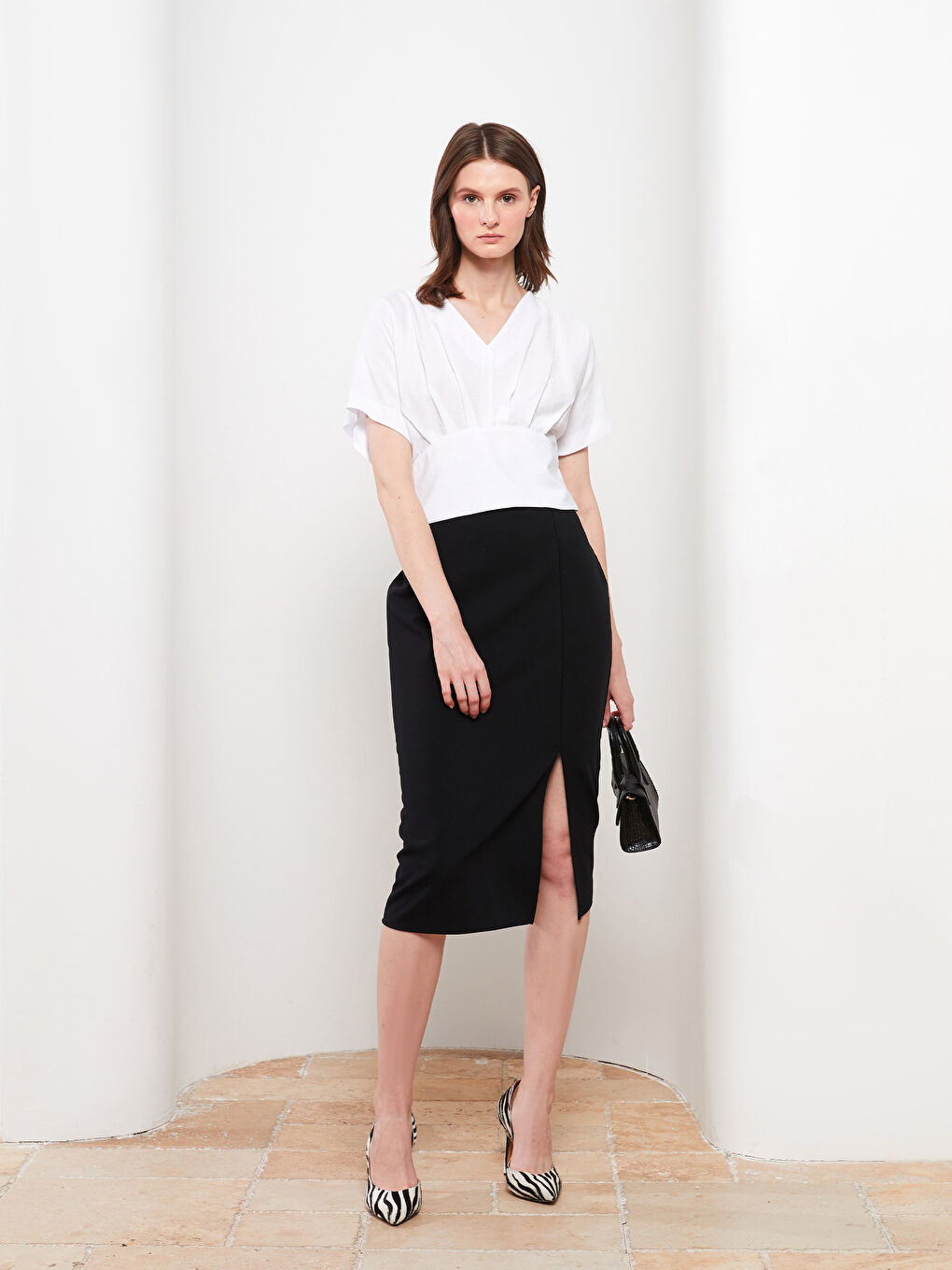 Beyaz V Yaka Düz Kısa Kollu Kadın Bluz-2